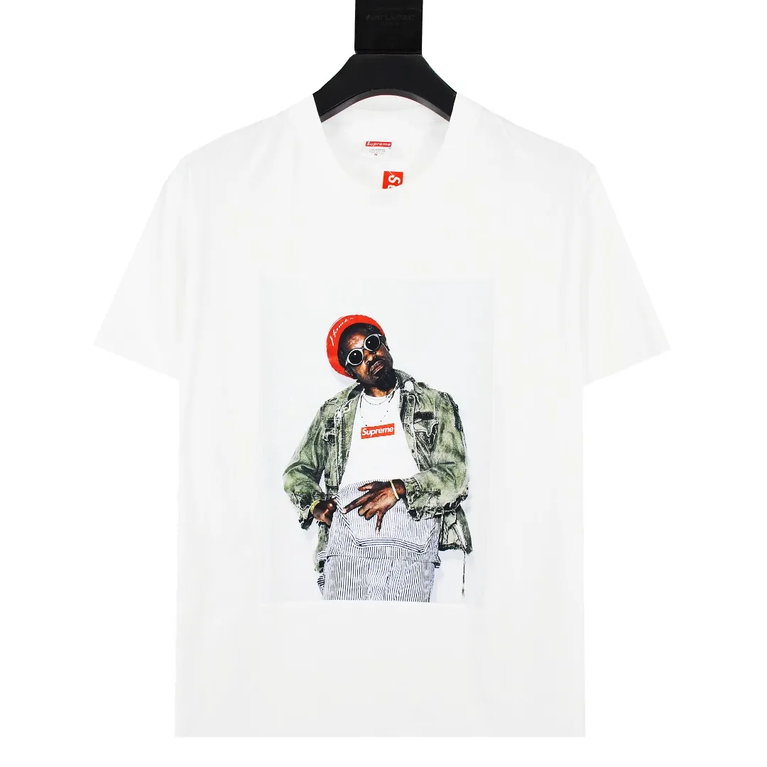 🅿️130 S76 top version Supreme 22FW André Tee André Benjamin photo character T-shirt short sleeves. For those of us who focus on top Sup products, this short sleeve is naturally available. It adopts cylindrical seamless technology (original technology, there are no stitched bones on the side of the clothes, the focus of identification) The fabrics are all custom-woven and dyed, 280g weight, 100% cotton, cylindrical fabric. Cylindrical fabric is a knitted fabric woven with a cylinder loom. The needles are distributed in a cylindrical shape on the fuselage. The gray fabric is a large cylinder, which needs to be opened and shaped before further use. There is no slit on the side of the clothes, so there is no washing label on the side of ordinary short-sleeves. There is only one collar label behind the neck. The printing is printed with thermosetting ink, also known as plastic. Ink, or self-adhesive ink, contains ingredients: mainly composed of polyvinyl chloride (PVC) and phthalates. PVC and phthalates, fixing agents, stabilizers, and thickeners are mixed to form a thermal ink. Solid ink is not the digital direct printing advertised on the market. The printing texture of thermoset ink is something that digital direct printing cannot achieve. The collar label has a watermark anti-counterfeiting effect, a real anti-counterfeiting layer, a probability of passing the version, and a high probability of passing the original packaging picture. Size：S-XL