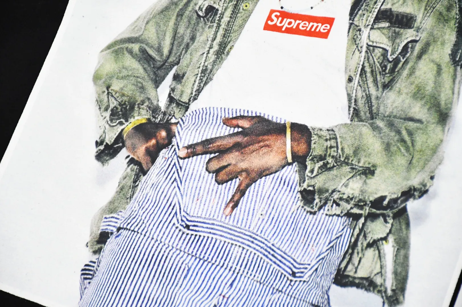 🅿️130 S76 top version Supreme 22FW André Tee André Benjamin photo character T-shirt short sleeves. For those of us who focus on top Sup products, this short sleeve is naturally available. It adopts cylindrical seamless technology (original technology, there are no stitched bones on the side of the clothes, the focus of identification) The fabrics are all custom-woven and dyed, 280g weight, 100% cotton, cylindrical fabric. Cylindrical fabric is a knitted fabric woven with a cylinder loom. The needles are distributed in a cylindrical shape on the fuselage. The gray fabric is a large cylinder, which needs to be opened and shaped before further use. There is no slit on the side of the clothes, so there is no washing label on the side of ordinary short-sleeves. There is only one collar label behind the neck. The printing is printed with thermosetting ink, also known as plastic. Ink, or self-adhesive ink, contains ingredients: mainly composed of polyvinyl chloride (PVC) and phthalates. PVC and phthalates, fixing agents, stabilizers, and thickeners are mixed to form a thermal ink. Solid ink is not the digital direct printing advertised on the market. The printing texture of thermoset ink is something that digital direct printing cannot achieve. The collar label has a watermark anti-counterfeiting effect, a real anti-counterfeiting layer, a probability of passing the version, and a high probability of passing the original packaging picture. Size：S-XL