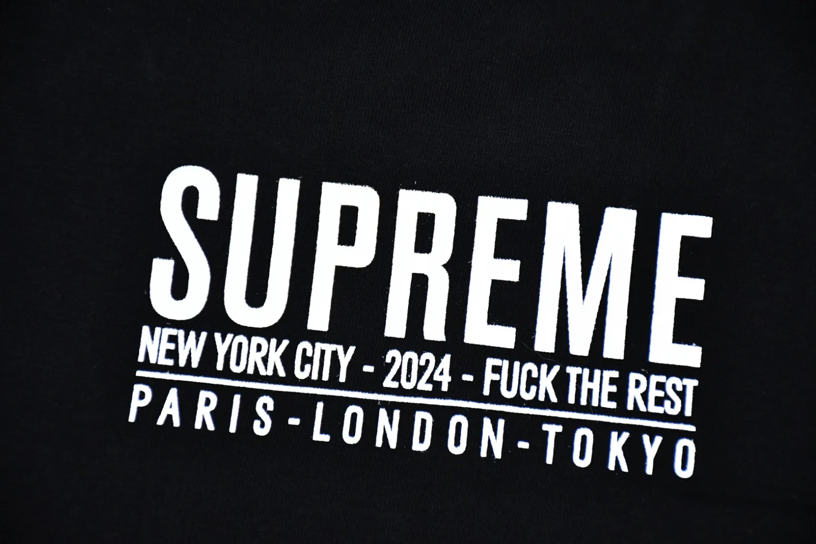 🅿️126 S172 top version Supreme 24ss Paris PARIS short-sleeved T-shirt. Refuse to look at pictures to make products. Refuse to compare with wrong versions. Use cylinder seamless technology (original technology, there is no stitching bone on the side of the clothes, the key point of identification) The fabrics are all custom-woven and dyed, 280g weight, 100% cotton, cylindrical fabric. Cylindrical fabric is a knitted fabric woven with a cylinder loom. The needles are distributed in a cylindrical shape on the fuselage. The gray fabric is a large cylinder, which needs to be opened and shaped before it can be used further. There are no slits on the side of the clothes, so there is no washing label on the side of ordinary short-sleeves. There is only one collar label behind the neck. The printing uses thermosetting ink printing imported from Belgium (different from conventional thermal transfer printing), also known as plastic ink, or self-adhesive ink. Its ingredients are: mainly composed of polyvinyl chloride (PVC) and phthalates. PVC and phthalates, solid color The thermoset ink is composed of a mixture of agents, stabilizers, and thickeners. It is not the digital direct printing advertised on the market. The printing texture of thermoset ink cannot be achieved by digital direct printing. The collar label has a watermark anti-counterfeiting effect, a real anti-counterfeiting layer, a version with a high probability of passing the inspection, and a high probability of passing the original packaging picture. Size：S-XL