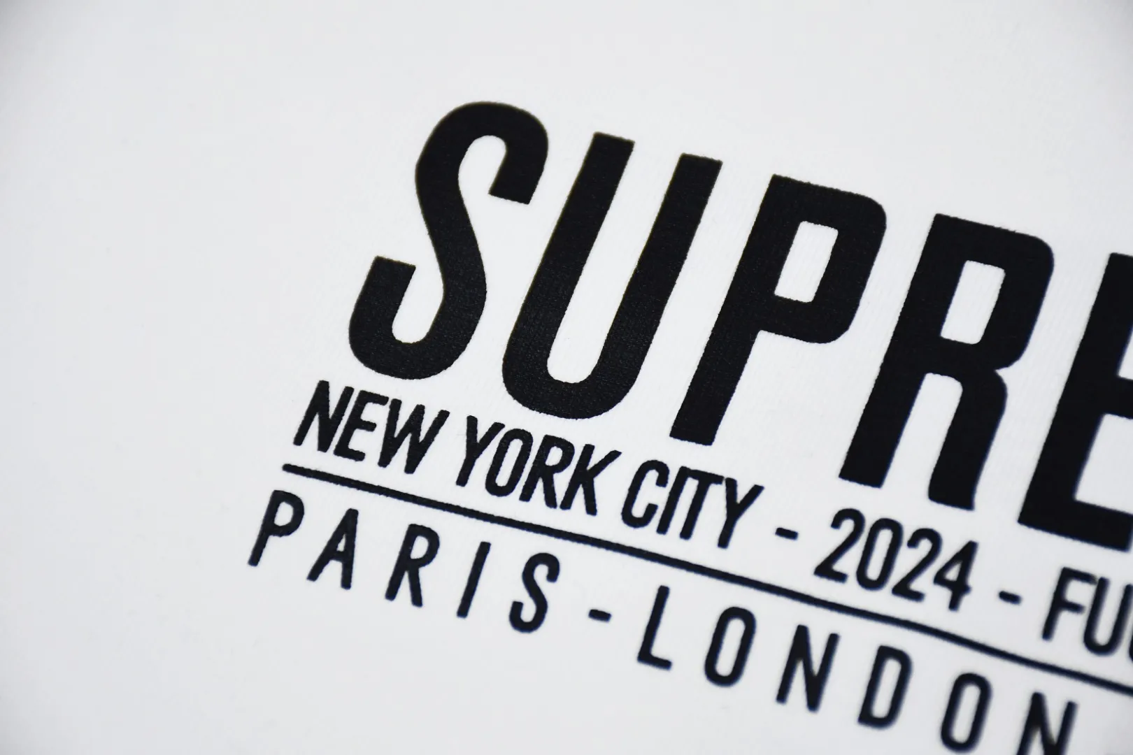 🅿️126 S172 top version Supreme 24ss Paris PARIS short-sleeved T-shirt. Refuse to look at pictures to make products. Refuse to compare with wrong versions. Use cylinder seamless technology (original technology, there is no stitching bone on the side of the clothes, the key point of identification) The fabrics are all custom-woven and dyed, 280g weight, 100% cotton, cylindrical fabric. Cylindrical fabric is a knitted fabric woven with a cylinder loom. The needles are distributed in a cylindrical shape on the fuselage. The gray fabric is a large cylinder, which needs to be opened and shaped before it can be used further. There are no slits on the side of the clothes, so there is no washing label on the side of ordinary short-sleeves. There is only one collar label behind the neck. The printing uses thermosetting ink printing imported from Belgium (different from conventional thermal transfer printing), also known as plastic ink, or self-adhesive ink. Its ingredients are: mainly composed of polyvinyl chloride (PVC) and phthalates. PVC and phthalates, solid color The thermoset ink is composed of a mixture of agents, stabilizers, and thickeners. It is not the digital direct printing advertised on the market. The printing texture of thermoset ink cannot be achieved by digital direct printing. The collar label has a watermark anti-counterfeiting effect, a real anti-counterfeiting layer, a version with a high probability of passing the inspection, and a high probability of passing the original packaging picture. Size：S-XL