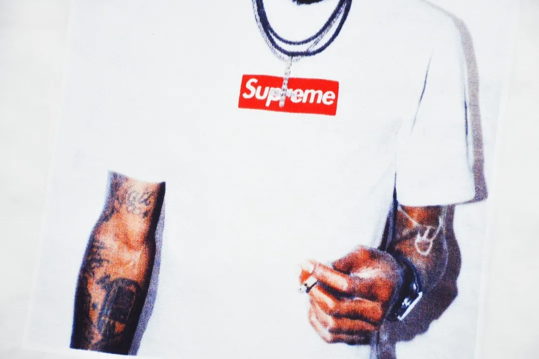 #S69 P110💰 Supreme FW23 Autumn and Winter Series WEEK1 NBA YOUNGBOY TEE character printed round neck pullover short-sleeved T-shirt. Same style for men and women. Made of 260g combed cotton double yarn. From fabrics to accessories, all three standards are complete and follow ZP. Imported Matsui company slurry printing will never crack. The whole piece is made with three-needle and five-thread craftsmanship. The collar-shoulder seam-sleeve seams are double-threaded, making it look more three-dimensional and textured. The craftsmanship is the same as that of the authentic original version. It has a classic version. Feel free to compare zp. The whole piece is made of three-needle five-thread craft. The neckline-shoulder seam-sleeve seam is double-threaded, which looks more three-dimensional and textured. The craftsmanship is the same as that of the authentic original version. It has a classic style. Color: Black and White Size: S M L XL XXL