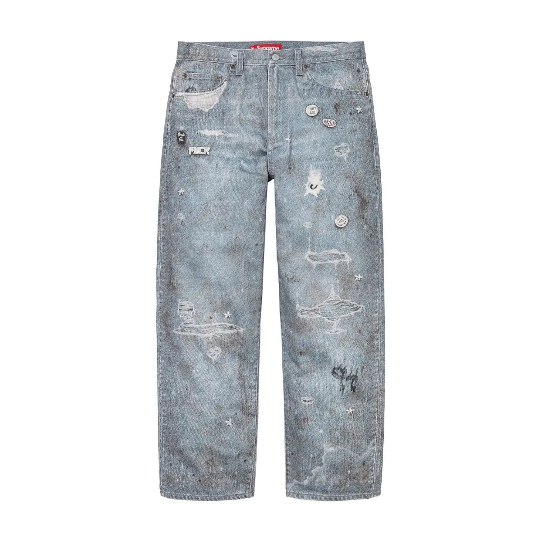 S614💰p440 Top version Supreme HJR TROMPE L'OEIL LOOSE FIT JEAN parallax printed jeans High-density 12-ounce ring-spun cotton denim fabric Made of imported pure cotton high-count and high-density fabric, the fabric feels soft and silky, with drapey lines, light and delicate touch, skin-friendly feel and excellent breathability. The unique design style incorporates ink gradient elements. Digital direct inkjet technology After the pattern design is completed, foreign advanced penetration technology is combined with digital direct inkjet printing without destroying the style of the cloth surface. Digital direct-injection printing sprays color directly on the fabric. When the color is sprayed on the fabric and develops color, the pigment is a process of penetrating and sinking, so the color floating on the cloth must be darker than the color that penetrates. #Flower position cutting and sewing restores the pattern effect. The whole piece is aligned with the original version, and then cut using laser alignment to set the point, which greatly reduces the error. The left and right sides of the placket are symmetrical and spliced ​​into a complete pattern. All zippers are molded and customized, and the sewing process is also carried out in strict accordance with the corresponding requirements to ensure consistent restoration.  Size:30/32/34/36/38