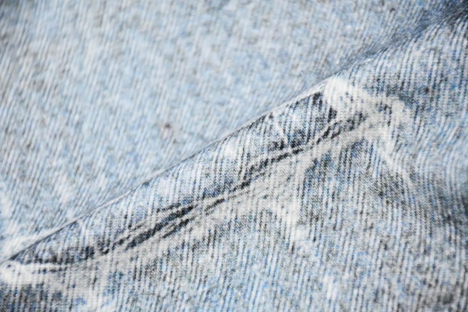 S614💰p440 Top version Supreme HJR TROMPE L'OEIL LOOSE FIT JEAN parallax printed jeans High-density 12-ounce ring-spun cotton denim fabric Made of imported pure cotton high-count and high-density fabric, the fabric feels soft and silky, with drapey lines, light and delicate touch, skin-friendly feel and excellent breathability. The unique design style incorporates ink gradient elements. Digital direct inkjet technology After the pattern design is completed, foreign advanced penetration technology is combined with digital direct inkjet printing without destroying the style of the cloth surface. Digital direct-injection printing sprays color directly on the fabric. When the color is sprayed on the fabric and develops color, the pigment is a process of penetrating and sinking, so the color floating on the cloth must be darker than the color that penetrates. #Flower position cutting and sewing restores the pattern effect. The whole piece is aligned with the original version, and then cut using laser alignment to set the point, which greatly reduces the error. The left and right sides of the placket are symmetrical and spliced ​​into a complete pattern. All zippers are molded and customized, and the sewing process is also carried out in strict accordance with the corresponding requirements to ensure consistent restoration.  Size:30/32/34/36/38