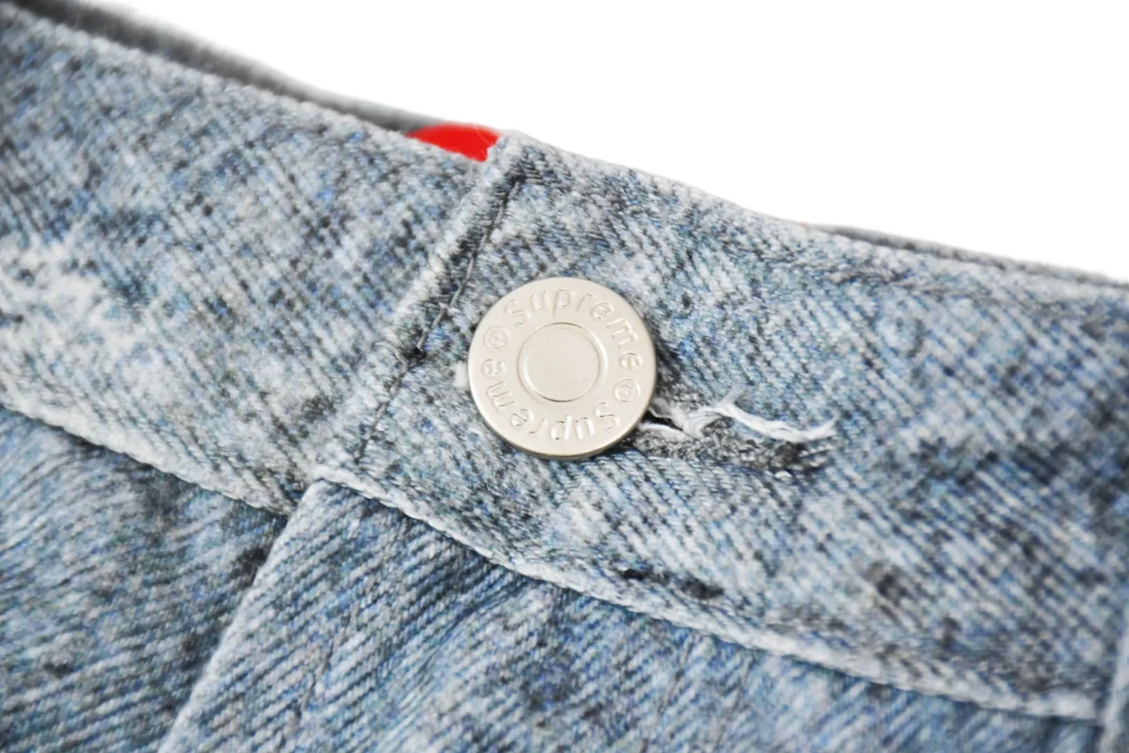 S614💰p440 Top version Supreme HJR TROMPE L'OEIL LOOSE FIT JEAN parallax printed jeans High-density 12-ounce ring-spun cotton denim fabric Made of imported pure cotton high-count and high-density fabric, the fabric feels soft and silky, with drapey lines, light and delicate touch, skin-friendly feel and excellent breathability. The unique design style incorporates ink gradient elements. Digital direct inkjet technology After the pattern design is completed, foreign advanced penetration technology is combined with digital direct inkjet printing without destroying the style of the cloth surface. Digital direct-injection printing sprays color directly on the fabric. When the color is sprayed on the fabric and develops color, the pigment is a process of penetrating and sinking, so the color floating on the cloth must be darker than the color that penetrates. #Flower position cutting and sewing restores the pattern effect. The whole piece is aligned with the original version, and then cut using laser alignment to set the point, which greatly reduces the error. The left and right sides of the placket are symmetrical and spliced ​​into a complete pattern. All zippers are molded and customized, and the sewing process is also carried out in strict accordance with the corresponding requirements to ensure consistent restoration.  Size:30/32/34/36/38