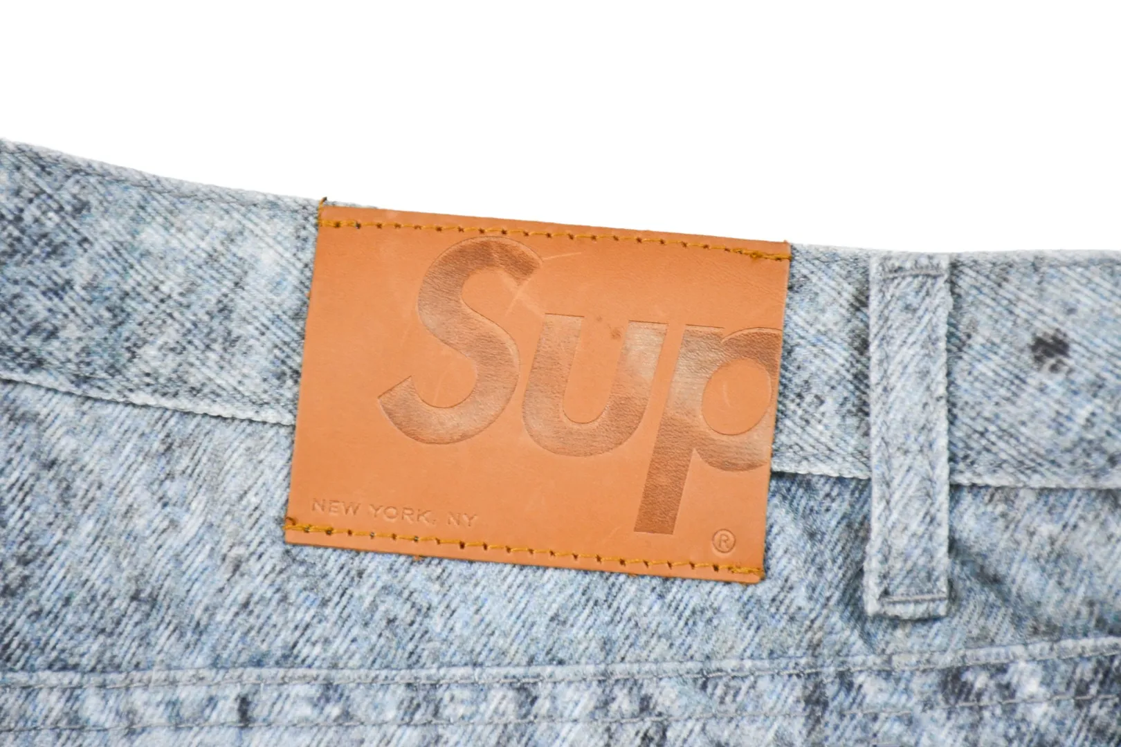 S614💰p440 Top version Supreme HJR TROMPE L'OEIL LOOSE FIT JEAN parallax printed jeans High-density 12-ounce ring-spun cotton denim fabric Made of imported pure cotton high-count and high-density fabric, the fabric feels soft and silky, with drapey lines, light and delicate touch, skin-friendly feel and excellent breathability. The unique design style incorporates ink gradient elements. Digital direct inkjet technology After the pattern design is completed, foreign advanced penetration technology is combined with digital direct inkjet printing without destroying the style of the cloth surface. Digital direct-injection printing sprays color directly on the fabric. When the color is sprayed on the fabric and develops color, the pigment is a process of penetrating and sinking, so the color floating on the cloth must be darker than the color that penetrates. #Flower position cutting and sewing restores the pattern effect. The whole piece is aligned with the original version, and then cut using laser alignment to set the point, which greatly reduces the error. The left and right sides of the placket are symmetrical and spliced ​​into a complete pattern. All zippers are molded and customized, and the sewing process is also carried out in strict accordance with the corresponding requirements to ensure consistent restoration.  Size:30/32/34/36/38