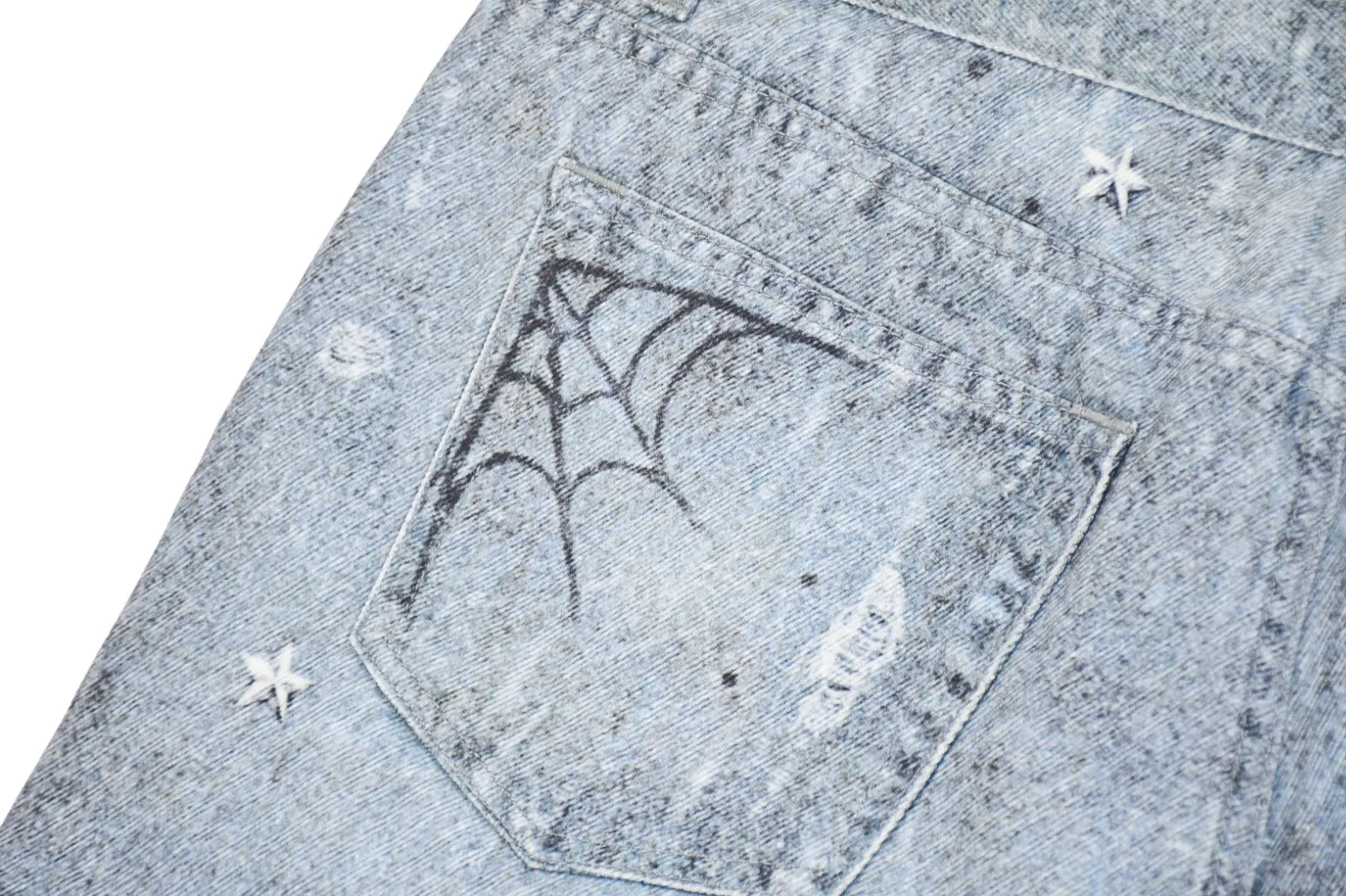 S614💰p440 Top version Supreme HJR TROMPE L'OEIL LOOSE FIT JEAN parallax printed jeans High-density 12-ounce ring-spun cotton denim fabric Made of imported pure cotton high-count and high-density fabric, the fabric feels soft and silky, with drapey lines, light and delicate touch, skin-friendly feel and excellent breathability. The unique design style incorporates ink gradient elements. Digital direct inkjet technology After the pattern design is completed, foreign advanced penetration technology is combined with digital direct inkjet printing without destroying the style of the cloth surface. Digital direct-injection printing sprays color directly on the fabric. When the color is sprayed on the fabric and develops color, the pigment is a process of penetrating and sinking, so the color floating on the cloth must be darker than the color that penetrates. #Flower position cutting and sewing restores the pattern effect. The whole piece is aligned with the original version, and then cut using laser alignment to set the point, which greatly reduces the error. The left and right sides of the placket are symmetrical and spliced ​​into a complete pattern. All zippers are molded and customized, and the sewing process is also carried out in strict accordance with the corresponding requirements to ensure consistent restoration.  Size:30/32/34/36/38