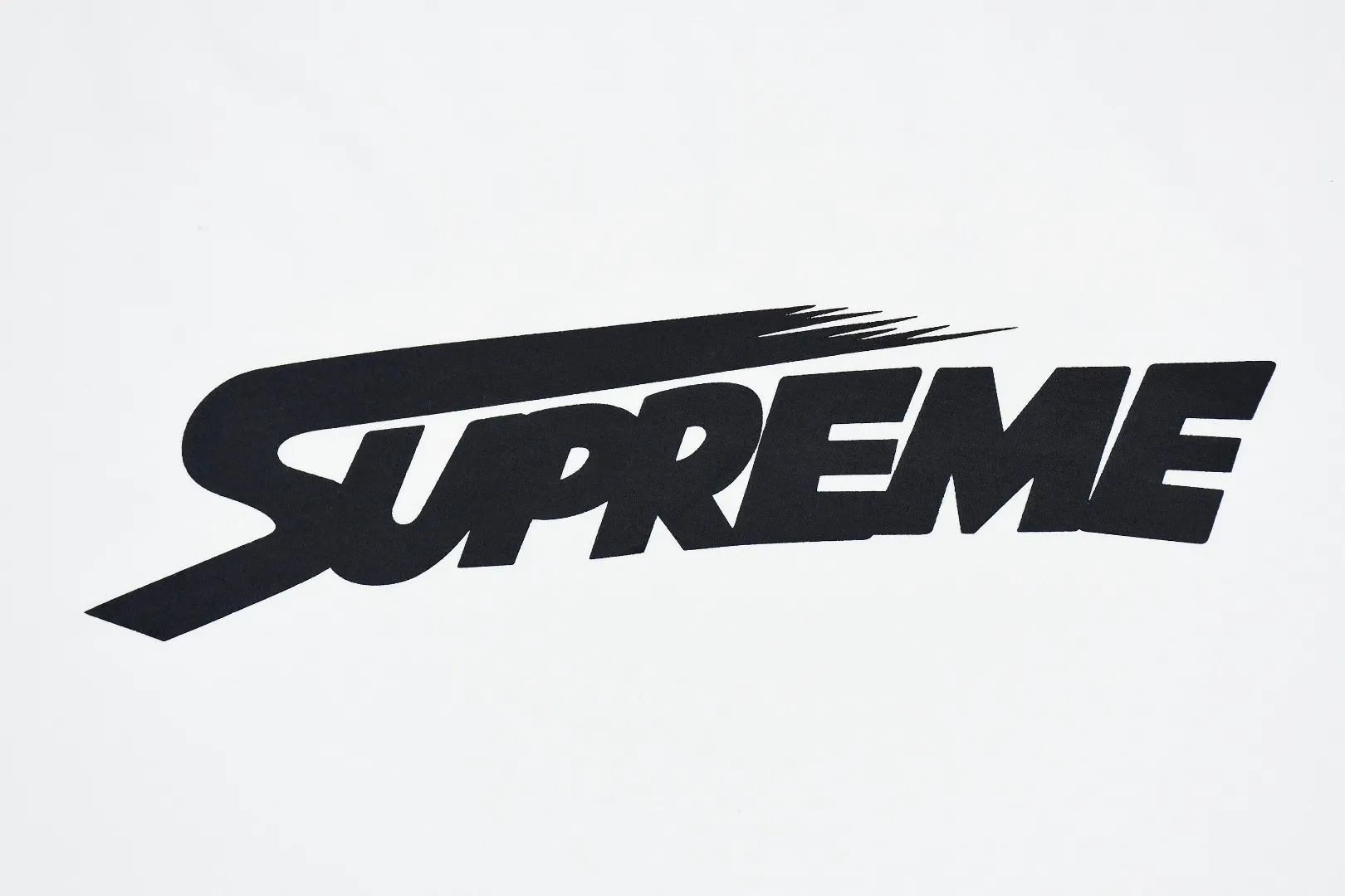 🅿️120 S141 Supreme 24ss Mont Blanc short-sleeved T-shirt. Refuse to look at pictures to make goods. Refuse to compare with wrong versions. Use cylinder seamless technology (original technology, there are no stitched bones on the side of the clothes, the key point of identification) The fabrics are all custom-woven and dyed, 280g weight, 100% cotton, cylindrical fabric. Cylindrical fabric is a knitted fabric woven with a cylinder loom. The needles are distributed in a cylindrical shape on the fuselage. The gray fabric is a large cylinder, which needs to be opened and shaped before it can be used further. There are no slits on the side of the clothes, so there is no washing label on the side of ordinary short-sleeves. There is only one collar label behind the neck. The printing uses thermosetting ink printing imported from Belgium (different from conventional thermal transfer printing), also known as plastic ink, or self-adhesive ink. Its ingredients are: mainly composed of polyvinyl chloride (PVC) and phthalates. PVC and phthalates, solid color The thermoset ink is composed of a mixture of agents, stabilizers, and thickeners. It is not the digital direct printing advertised on the market. The printing texture of thermoset ink cannot be achieved by digital direct printing. The collar label has a watermark anti-counterfeiting effect, a real anti-counterfeiting layer, a version with a high probability of passing the inspection, and a high probability of passing the original packaging picture. Size：S-XL