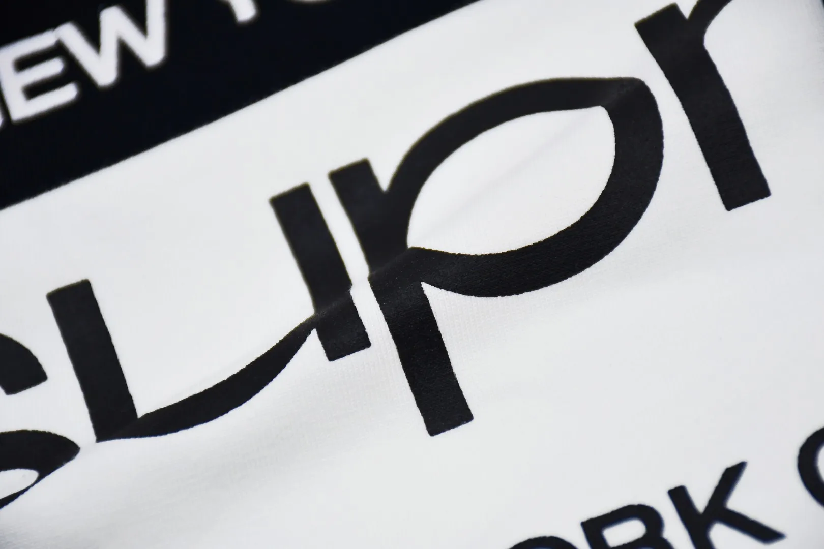 S298💰p130 Supreme 23FW NYC store information short-sleeved T-shirt. Refuse to look at pictures to make goods. Refuse to compare with wrong versions. Use cylindrical seamless technology (original technology. There are no stitched bones on the side of the clothes. Key points of identification) The fabrics are all custom-woven and dyed, 280g weight, 100% cotton, cylindrical fabric. Cylindrical fabric is a knitted fabric woven with a cylinder loom. The needles are distributed in a cylindrical shape on the fuselage. The gray fabric is a large cylinder, which needs to be opened and shaped before it can be used further. There are no slits on the side of the clothes, so there is no washing label on the side of ordinary short-sleeves. There is only one collar label behind the neck. The printing uses thermosetting ink printing imported from Belgium (different from conventional heat transfer printing), also known as plastic ink, or self-adhesive ink. Its ingredients are: mainly composed of polyvinyl chloride (PVC) and phthalates. PVC and phthalates, solid color The thermosetting ink is composed of a mixture of agents, stabilizers, and thickeners. It is not the digital direct printing marketed on the market. The printing texture of thermosetting ink cannot be achieved by digital direct printing. The collar label has a watermark anti-counterfeiting effect, a real anti-counterfeiting layer, a version with a high probability of passing the inspection, and the original packaging picture has a high probability of passing the test. Size：S-XL