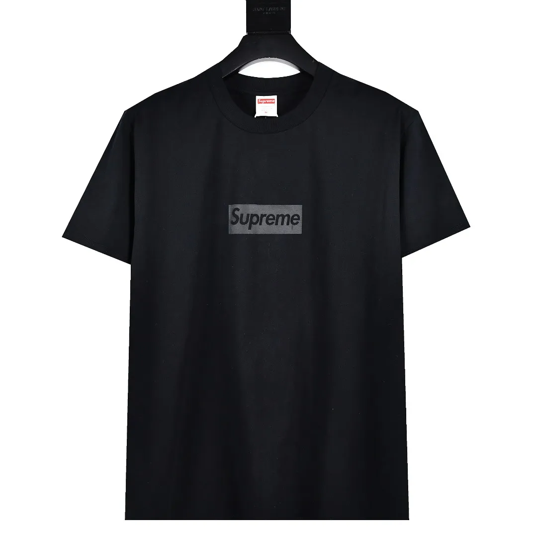 S216💰p130 Top version Supreme 23SS Tonal Box Logo Tee Bogo short-sleeved T-shirt in the same color. For those of us who focus on top-level Sup products, this short-sleeved one is naturally available. It adopts cylindrical seamless technology (original technology, there are no stitched bones on the side of the clothes, the key point of identification) The fabrics are all custom-woven and dyed, 280g weight, 100% cotton, cylindrical fabric. Cylindrical fabric is knitted fabric woven with a cylinder loom. The needles are distributed in a cylindrical shape on the fuselage. The gray fabric is a large cylinder that needs to be opened and shaped before it can be used further. There are no slits on the side of the clothes, so there is no washing label on the side of ordinary short-sleeves. There is only one collar label behind the neck. The printing is printed with thermosetting ink, also known as plastic. Ink, or self-adhesive ink, contains ingredients: mainly composed of polyvinyl chloride (PVC) and phthalates. PVC and phthalates, fixatives, stabilizers, and thickeners are mixed to form a thermal ink. Solid ink is not the digital direct printing advertised on the market. The printing texture of thermoset ink is something that digital direct printing cannot achieve. The collar label has a watermark anti-counterfeiting effect, a real anti-counterfeiting layer, a probability of passing the version, and a high probability of passing the original packaging picture. Size：S-XL