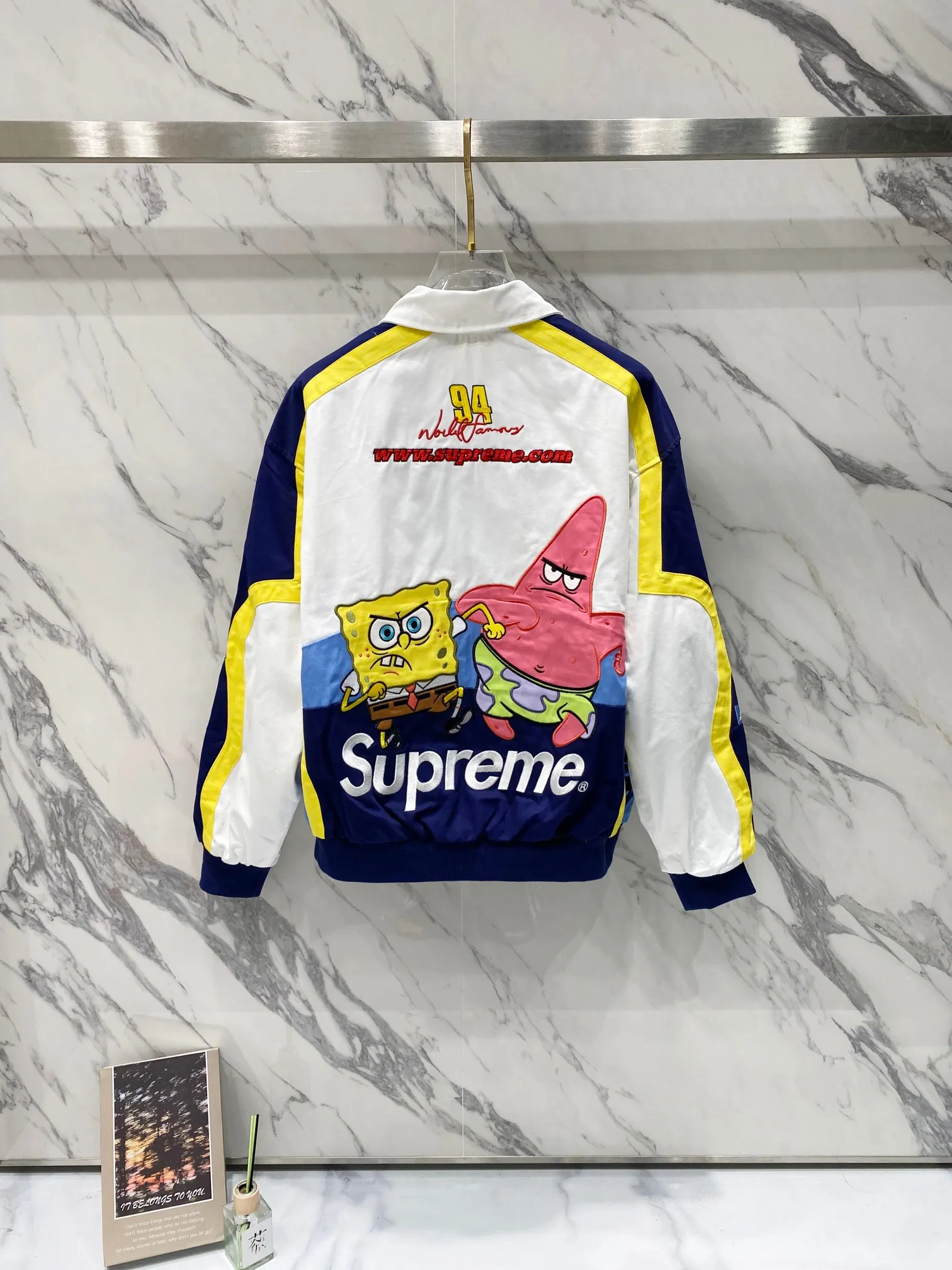 P760 Supreme SpongeBob SquarePants x JEFF HAMILTON joint model SS WEEK11 cartoon print pattern embroidered logo racing American trendy jacket, same style for men and women. A popular item in the trend circle is coming. Three-party masterpiece jackets are launched. When the street king Sup meets the childhood top SpongeBob SquarePants, when Jeff Hamilton's heavy machine embroidery hits the Beach Castle, everyone goes berserk. This jacket has become a mobile trend temple, and the wonderful chemical reaction is full instantly. Pink and black contrasting racing genes, blue, white and yellow collide to create sparks of vitality. Spongebob's angry and funny look is very personalized. Sandy and Squidward are "assist" by the side. Every pattern hides memories. This is not a simple jacket, but a work of art intertwined with trends and emotions. Wear it, walk out your own cool steps, and easily capture the attention of everyone! If you are trendy, don’t miss this co-branded jacket. Original development. Complete accessories. Exquisite workmanship. The quality is as good as ever. Color: black white. Size: S M L XL size: length 76, bust 148, shoulder width 62