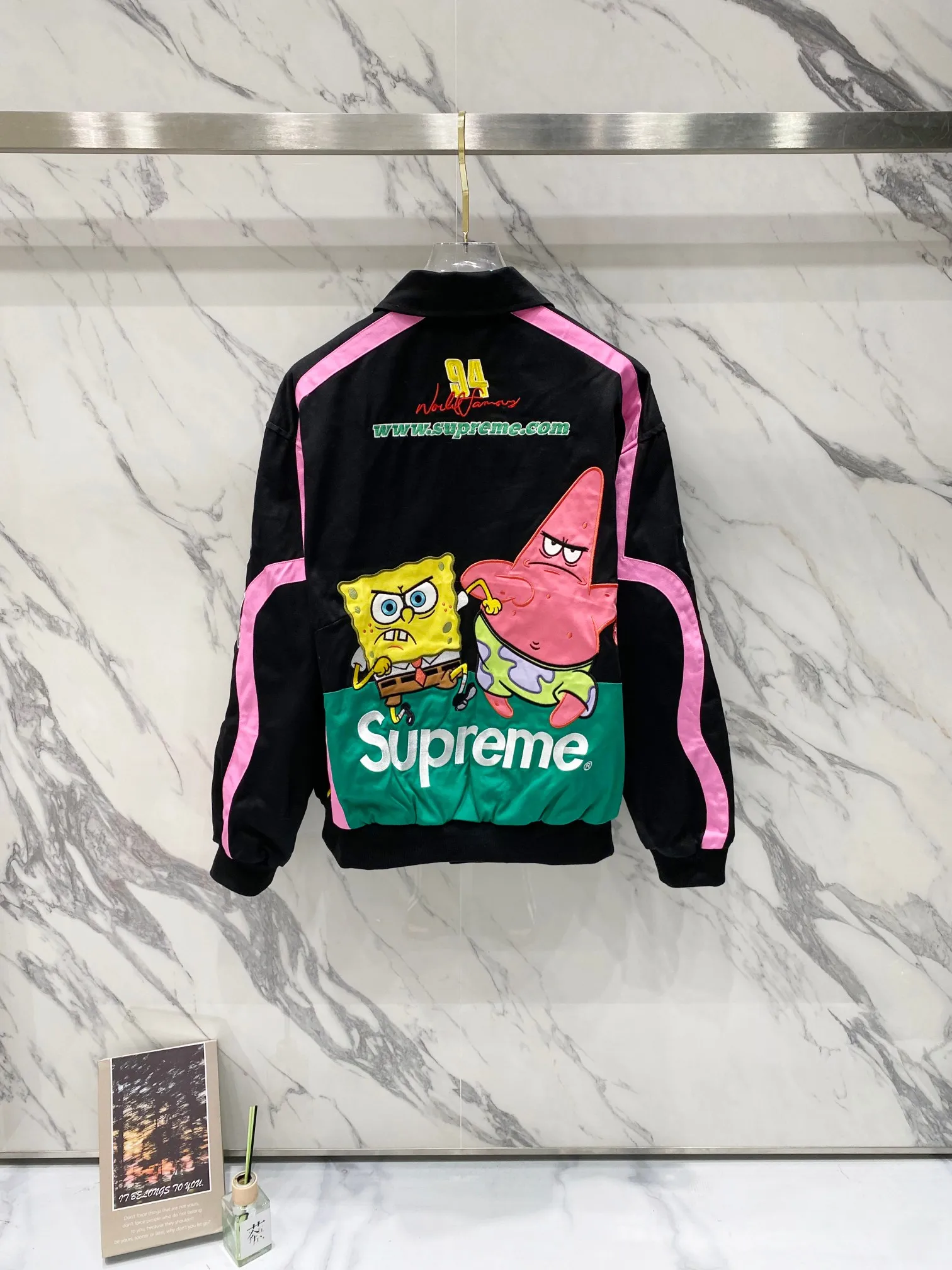 P760 Supreme SpongeBob SquarePants x JEFF HAMILTON joint model SS WEEK11 cartoon print pattern embroidered logo racing American trendy jacket, same style for men and women. A popular item in the trend circle is coming. Three-party masterpiece jackets are launched. When the street king Sup meets the childhood top SpongeBob SquarePants, when Jeff Hamilton's heavy machine embroidery hits the Beach Castle, everyone goes berserk. This jacket has become a mobile trend temple, and the wonderful chemical reaction is full instantly. Pink and black contrasting racing genes, blue, white and yellow collide to create sparks of vitality. Spongebob's angry and funny look is very personalized. Sandy and Squidward are "assist" by the side. Every pattern hides memories. This is not a simple jacket, but a work of art intertwined with trends and emotions. Wear it, walk out your own cool steps, and easily capture the attention of everyone! If you are trendy, don’t miss this co-branded jacket. Original development. Complete accessories. Exquisite workmanship. The quality is as good as ever. Color: black white. Size: S M L XL size: length 76, bust 148, shoulder width 62