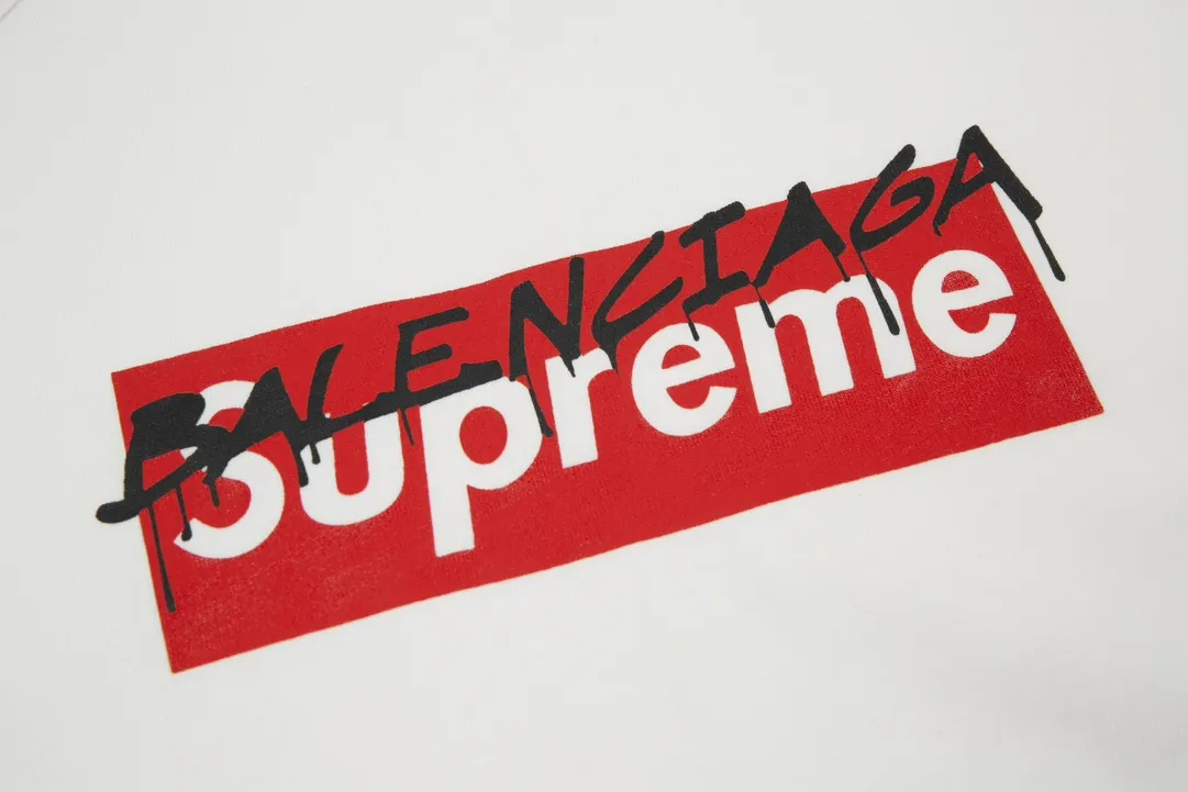#S02 P110💰 Balenciaga co-branded Supreme printed short-sleeved, loose fit, made of 260g combed cotton double yarn, all three standards from fabrics to accessories, ZP, imported Matsui company slurry printing will never crack, the whole piece is made of three-needle five-thread technology (neckline-shoulder seam-sleeve seam double line, looks more three-dimensional and textured) consistent with the original version, classic version Feel free to compare zp. The whole piece adopts three-needle five-thread craftsmanship. The neckline-shoulder seam-sleeve seam is double-threaded, which looks more three-dimensional and textured.) It has the same craftsmanship as the original original, classic version. Color: White Size: S M L XL XXL