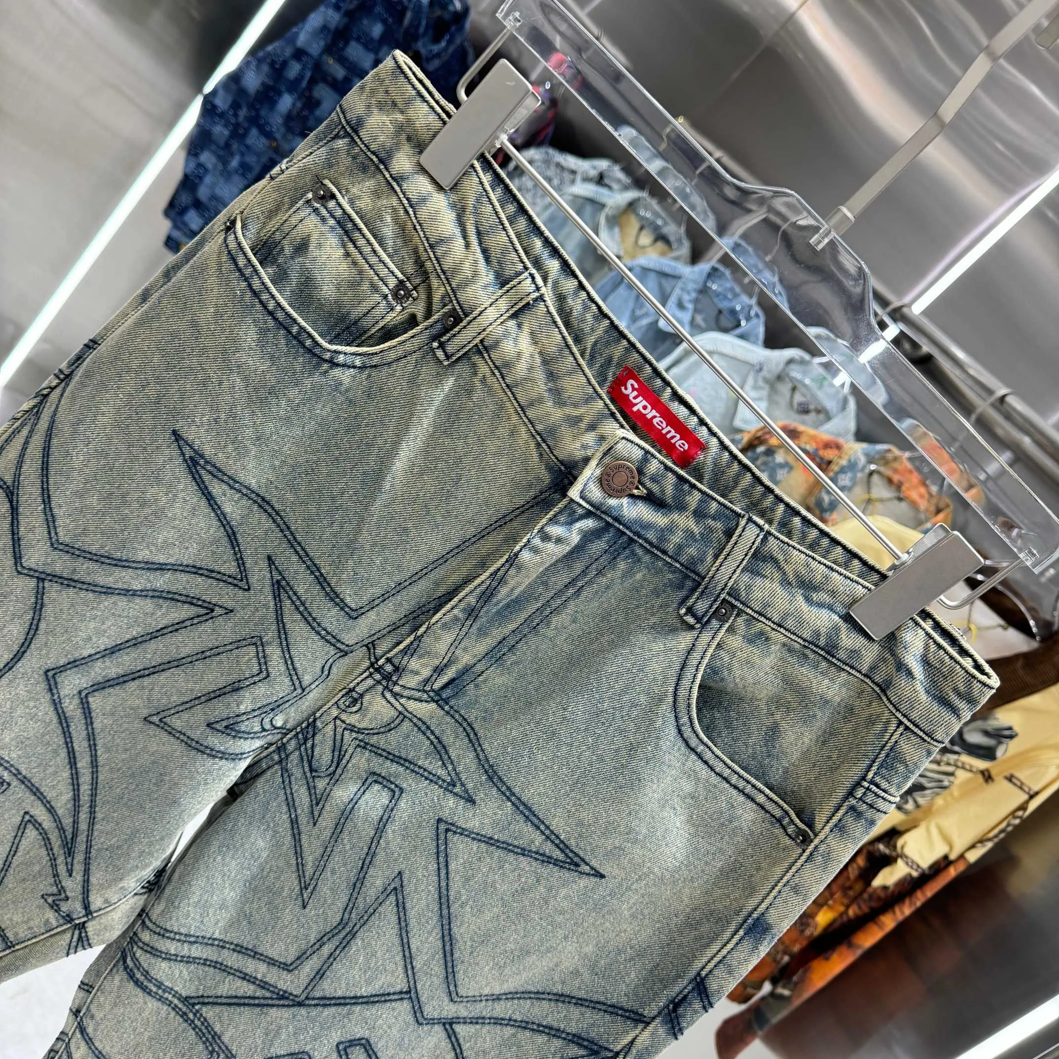 P240 Supreme star topstitch casual loose straight jeans, same style for men and women. Styles with different wash textures are very friendly to people with thin legs and thick legs. The straight slim fit is very flattering to the leg shape. The timeless and moderate length makes it easy to match casually. It is the basis for various styles and is a must-have in the wardrobe! The fabric is stiff but also makes the upper body soft without losing texture. Size 30 32 34 36 Color Yellow