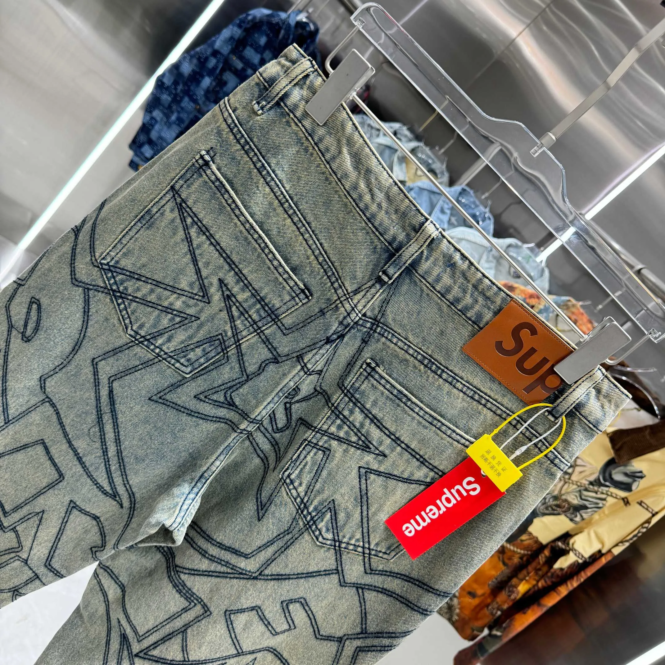 P240 Supreme star topstitch casual loose straight jeans, same style for men and women. Styles with different wash textures are very friendly to people with thin legs and thick legs. The straight slim fit is very flattering to the leg shape. The timeless and moderate length makes it easy to match casually. It is the basis for various styles and is a must-have in the wardrobe! The fabric is stiff but also makes the upper body soft without losing texture. Size 30 32 34 36 Color Yellow