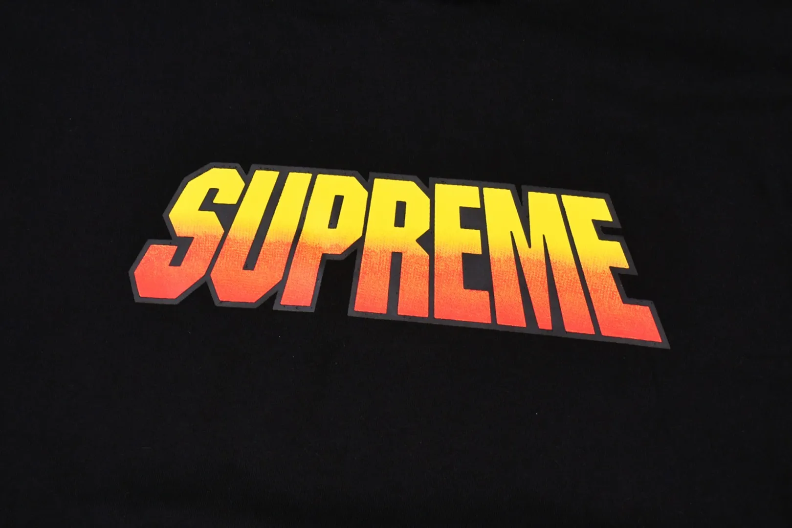 🅿️320 S265 top version Supreme 24FW GRADIENT HOODED gradient logo printed hooded sweatshirt 1. Fabric: ZP test, custom weaving and dyeing, pure cotton 460G plus velvet main fabric, horizontal cutting 520G 2X2 thread 2. Printing: Printing uses thermoset ink printing, also known as plastic ink, or self-adhesive ink. Its ingredients are: mainly composed of polyvinyl chloride (PVC) and phthalates. PVC and phthalates, color fixing agents, stabilizers, and thickeners are mixed to form thermoset ink. It is not the digital direct printing promoted on the market. The printing texture of thermoset ink cannot be achieved by digital direct printing. 3. Sewing process: Twelve places of the whole garment are made of boneless splicing technology, processed by experienced foreign trade factories (ordinary factories cannot do it) 4. Hem and cuffs: all use 520G inelastic threads (low-end products use elastic threads to cause the hem and cuffs to appear wavy) 5. Customized ZP main label/wash water label/hangtag/packaging bag (equipped with an extra-large thickened handbag) Size: S~XL