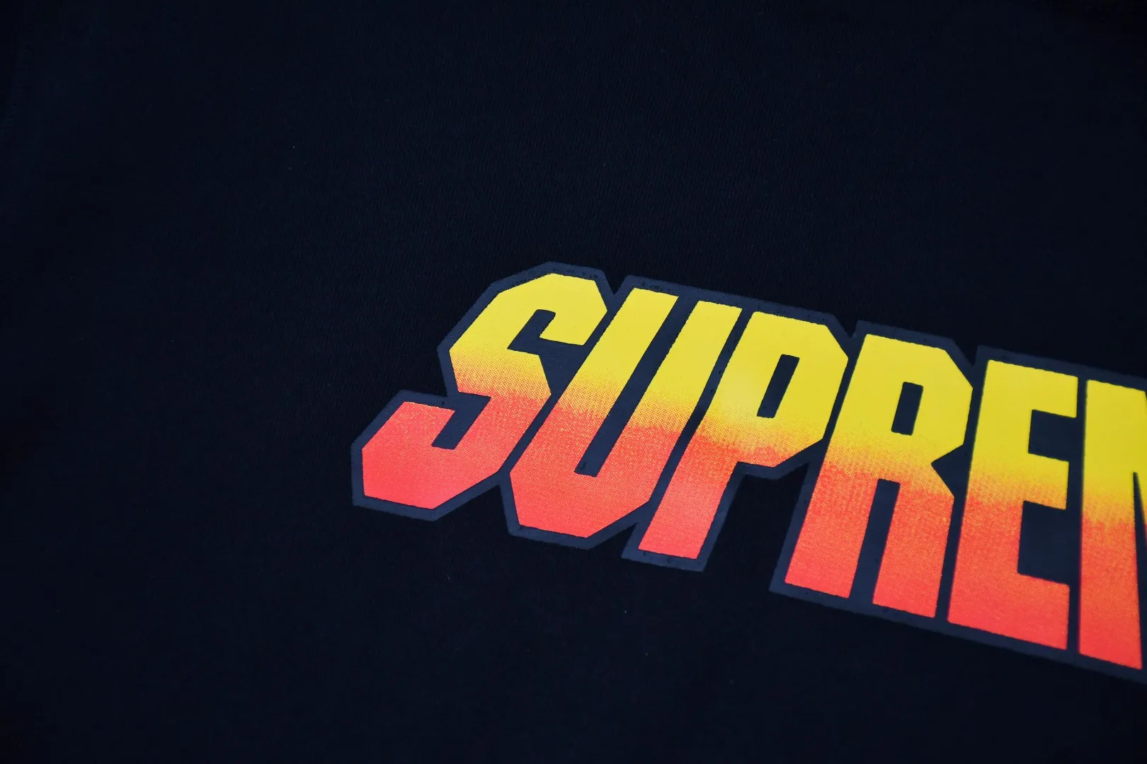 🅿️320 S265 top version Supreme 24FW GRADIENT HOODED gradient logo printed hooded sweatshirt 1. Fabric: ZP test, custom weaving and dyeing, pure cotton 460G plus velvet main fabric, horizontal cutting 520G 2X2 thread 2. Printing: Printing uses thermoset ink printing, also known as plastic ink, or self-adhesive ink. Its ingredients are: mainly composed of polyvinyl chloride (PVC) and phthalates. PVC and phthalates, color fixing agents, stabilizers, and thickeners are mixed to form thermoset ink. It is not the digital direct printing promoted on the market. The printing texture of thermoset ink cannot be achieved by digital direct printing. 3. Sewing process: Twelve places of the whole garment are made of boneless splicing technology, processed by experienced foreign trade factories (ordinary factories cannot do it) 4. Hem and cuffs: all use 520G inelastic threads (low-end products use elastic threads to cause the hem and cuffs to appear wavy) 5. Customized ZP main label/wash water label/hangtag/packaging bag (equipped with an extra-large thickened handbag) Size: S~XL