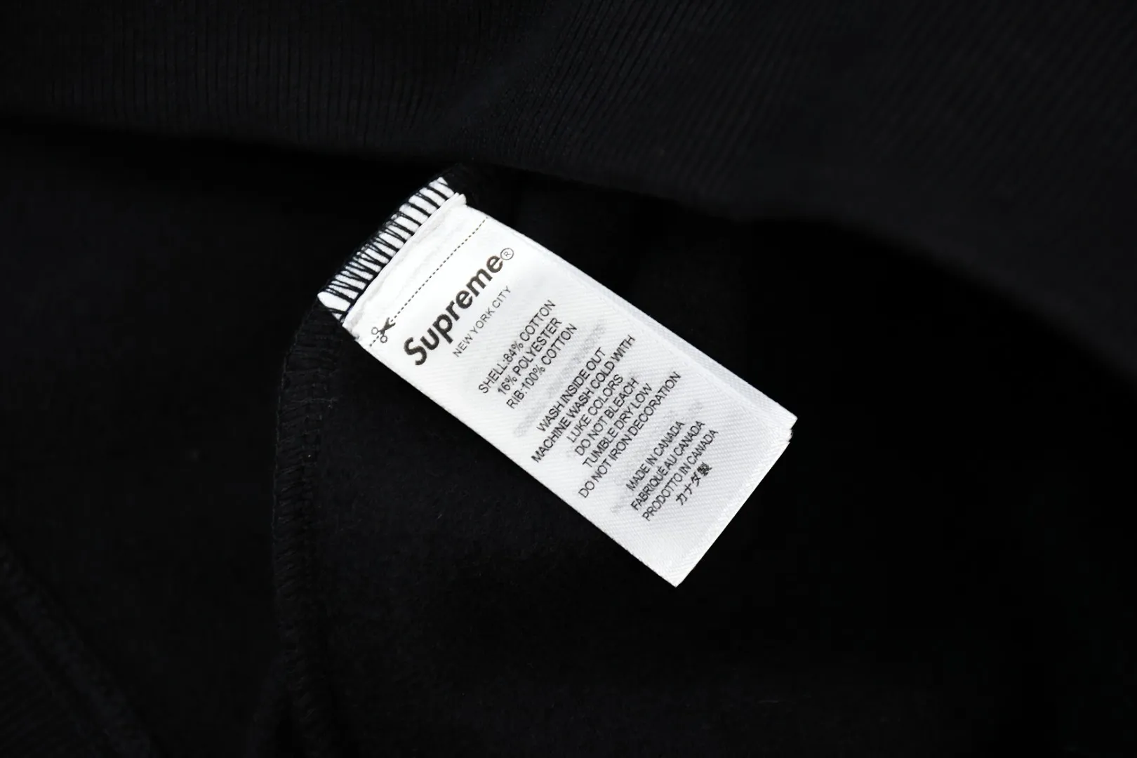 🅿️320 S265 top version Supreme 24FW GRADIENT HOODED gradient logo printed hooded sweatshirt 1. Fabric: ZP test, custom weaving and dyeing, pure cotton 460G plus velvet main fabric, horizontal cutting 520G 2X2 thread 2. Printing: Printing uses thermoset ink printing, also known as plastic ink, or self-adhesive ink. Its ingredients are: mainly composed of polyvinyl chloride (PVC) and phthalates. PVC and phthalates, color fixing agents, stabilizers, and thickeners are mixed to form thermoset ink. It is not the digital direct printing promoted on the market. The printing texture of thermoset ink cannot be achieved by digital direct printing. 3. Sewing process: Twelve places of the whole garment are made of boneless splicing technology, processed by experienced foreign trade factories (ordinary factories cannot do it) 4. Hem and cuffs: all use 520G inelastic threads (low-end products use elastic threads to cause the hem and cuffs to appear wavy) 5. Customized ZP main label/wash water label/hangtag/packaging bag (equipped with an extra-large thickened handbag) Size: S~XL