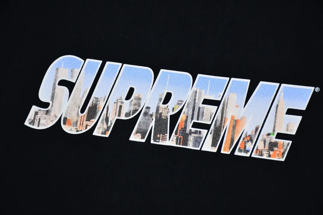 #S65 P110💰 Supreme FW23 Autumn and Winter Series WEEK1 GOTHAM TEE Gotham City letter Logo printed round neck short-sleeved T-shirt. Same style for men and women. From fabrics to accessories, all three standards are complete and follow ZP. Imported Matsui company's slurry printing will never crack. The whole piece is made with three-needle five-thread technology. The neckline-shoulder seam-sleeve seam is double-lined, which looks more three-dimensional and textured. The same process as the authentic original version, classic version Feel free to compare zp. The whole piece is made using three-needle five-thread craftsmanship. The neckline-shoulder seam-sleeve seam is double-threaded, which looks more three-dimensional and textured.) It has the same craftsmanship as the original original, classic version. Color: black and white. Size: S M L XL XXL.