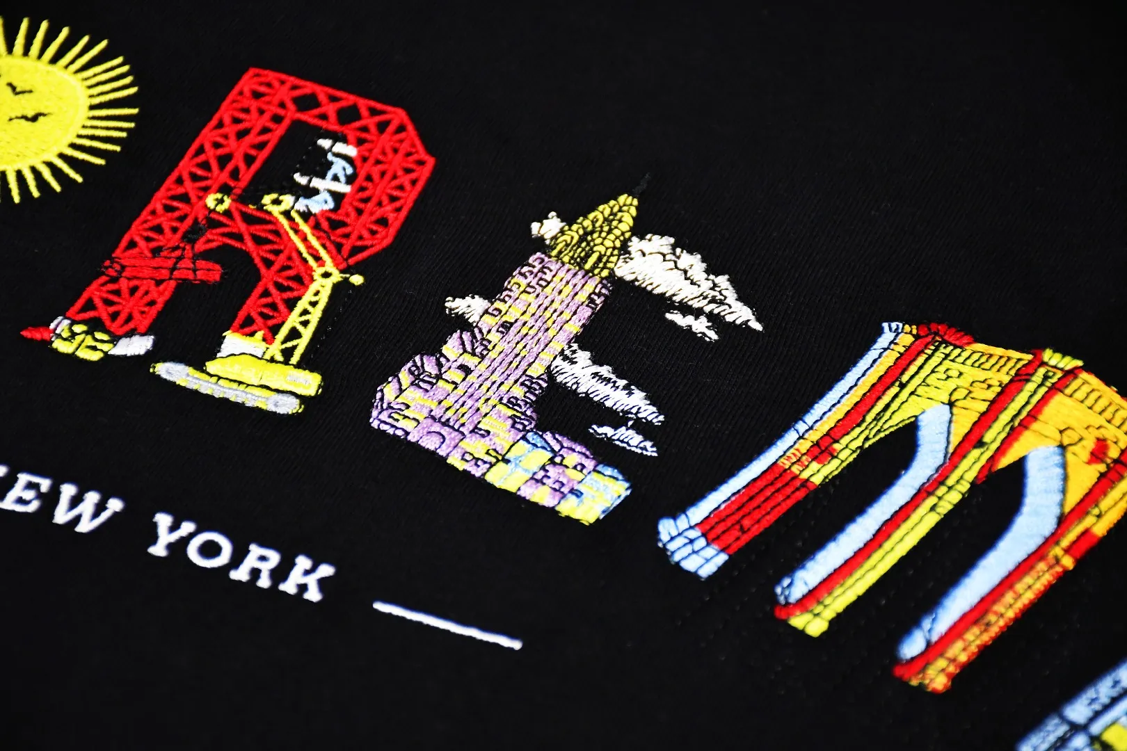 🅿️140 S18 top version Supreme 19SS City Arc Tee city building embroidery logo curved rainbow short-sleeved T-shirt 1. YB version size Fabric custom-woven and dyed 280g weight 100% cotton 2. Architectural patterns are operated by imported Behringer BEKT-S1501CII 15-color single-head machine. Even if a top-level machine is used, it must be constantly debugged and requires manual supervision, which is time-consuming and labor-intensive and accurate to millimeter-level errors. The letter S stands for: intercity high-speed rail. The letter U stands for: urban office building. The letter P stands for: Torch of the Statue of Liberty. The letter R stands for: construction site building. The letter E stands for: church.