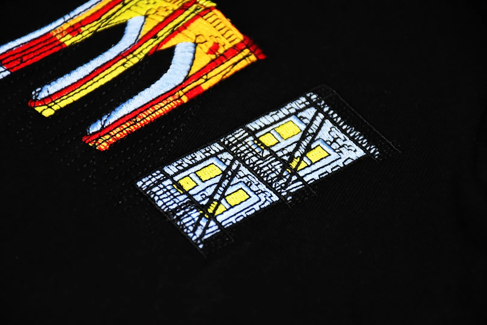 🅿️140 S18 top version Supreme 19SS City Arc Tee city building embroidery logo curved rainbow short-sleeved T-shirt 1. YB version size Fabric custom-woven and dyed 280g weight 100% cotton 2. Architectural patterns are operated by imported Behringer BEKT-S1501CII 15-color single-head machine. Even if a top-level machine is used, it must be constantly debugged and requires manual supervision, which is time-consuming and labor-intensive and accurate to millimeter-level errors. The letter S stands for: intercity high-speed rail. The letter U stands for: urban office building. The letter P stands for: Torch of the Statue of Liberty. The letter R stands for: construction site building. The letter E stands for: church.