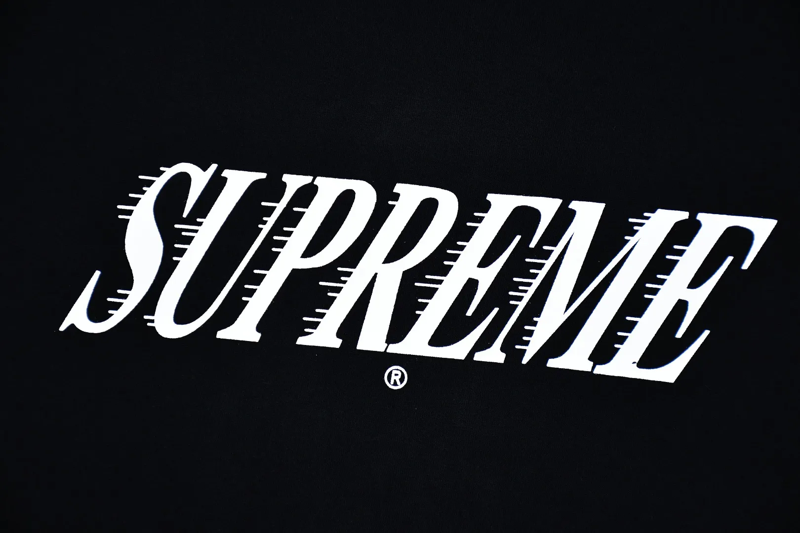 🅿️120 S107 Supreme 22FW Slap Shot Tee Capital letters logo short-sleeved T-shirt. Refuse to look at pictures to make products. Refuse to compare wrong versions. Use cylinder seamless technology (original technology, there are no stitched bones on the side of the clothes, key points of identification) The fabrics are all custom-woven and dyed, 280g weight, 100% cotton, cylindrical fabric. Cylindrical fabric is a knitted fabric woven with a cylinder loom. The needles are distributed in a cylindrical shape on the fuselage. The gray fabric is a large cylinder, which needs to be opened and shaped before it can be used further. There are no slits on the side of the clothes, so there is no washing label on the side of ordinary short-sleeves. There is only one collar label behind the neck. The printing uses thermosetting ink printing imported from Belgium, also known as plastic ink, or self-adhesive ink. Its ingredients are: mainly composed of polyvinyl chloride (PVC) and phthalates, including PVC and phthalates, color fixing agents, and stabilizers. The thermosetting ink is composed of a mixture of agents and thickeners, which is not the digital direct printing advertised on the market. The printing texture of thermosetting ink is unachievable by digital direct printing. The collar label has a watermark anti-counterfeiting effect, a real anti-counterfeiting layer, a version with a high probability of passing the inspection, and the original packaging picture has a high probability of passing the test. Size：S-XL