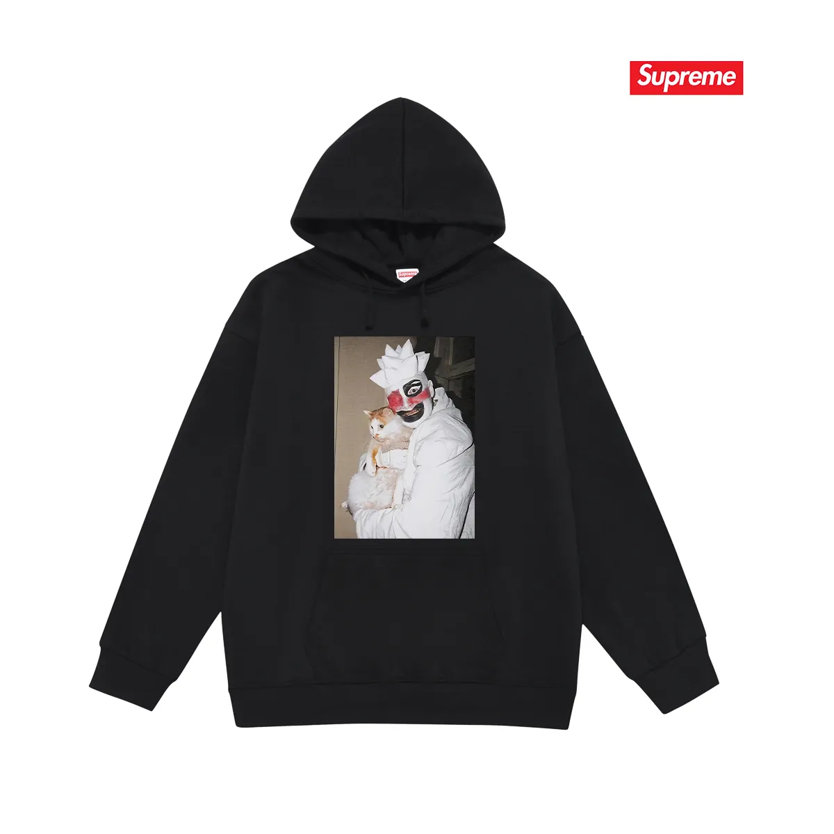 Style No. S2128 #terry P160💰 Velvet P170💰 Supreme weird artist co-branded clown hugging kitten hooded sweatshirt Made of 400g large terry 430g silver fox velvet (drop shoulder large version) fabric, soft texture and no pilling Imported environmentally friendly printing glue The pattern is bright and three-dimensional Quality 💥Same style for men and women The upper body is trendy Color: black white gray Size: S M L XL XXL