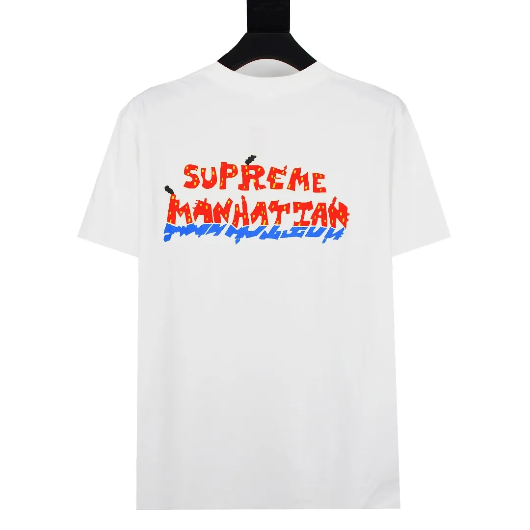 🅿️130 S75 top version Supreme SS22 Manhattan Manhattan city street scene cartoon pattern printed short-sleeved T-shirt. For those of us who focus on top-level Sup products, this short-sleeved one is naturally available. It adopts cylindrical seamless technology (original technology, there are no stitched bones on the side of the clothes, the key point of identification) The fabrics are all custom-woven and dyed, 280g weight, 100% cotton, cylindrical fabric. Cylindrical fabric is a knitted fabric woven with a cylinder loom. The needles are distributed in a cylindrical shape on the fuselage. The gray fabric is a large cylinder, which needs to be opened and shaped before further use. There is no slit on the side of the clothes, so there is no washing label on the side of ordinary short-sleeves. There is only one collar label behind the neck. The printing is printed with thermosetting ink, also known as plastic. Ink, or self-adhesive ink, contains ingredients: mainly composed of polyvinyl chloride (PVC) and phthalates. PVC and phthalates, fixing agents, stabilizers, and thickeners are mixed to form a thermal ink. Solid ink is not the digital direct printing advertised on the market. The printing texture of thermoset ink is something that digital direct printing cannot achieve. The collar label has a watermark anti-counterfeiting effect, a real anti-counterfeiting layer, a probability of passing the version, and a high probability of passing the original packaging picture. Size：S-XL
