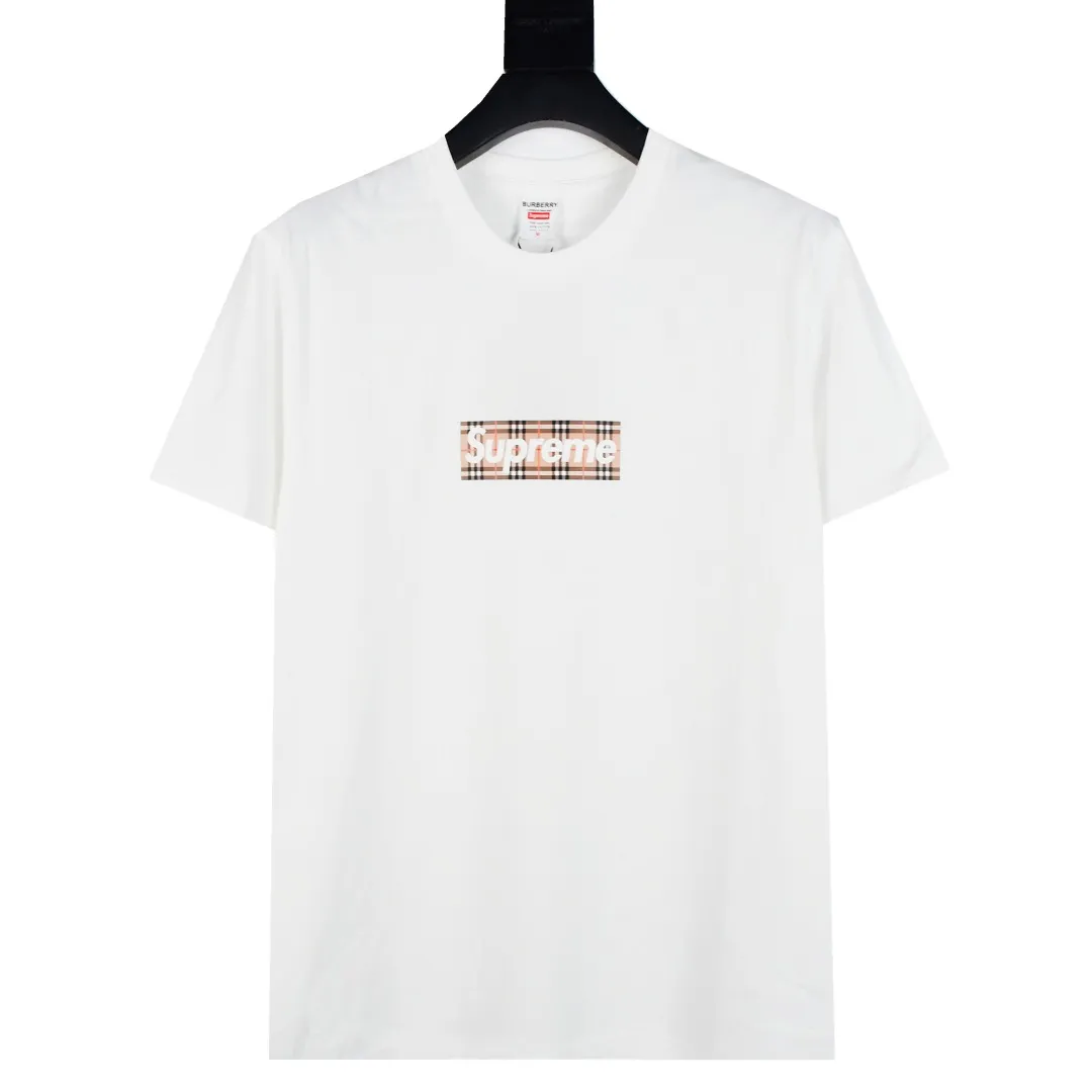 🅿️126 S65 top version Supreme 22ss Burberry Box Logo Tee Burberry joint short-sleeved T-shirt using cylindrical seamless technology (the original technology has no gaps on the sides of the clothes) The fabrics are all custom-woven and dyed, 280g weight, 100% cotton, cylindrical fabric. Cylindrical fabric is a knitted fabric woven with a cylinder loom. The needles are distributed in a cylindrical shape on the fuselage. The gray fabric is a large cylinder, which needs to be opened and shaped before further use. There is no slit on the side of the clothes, so there is no washing label on the side of ordinary short-sleeves. There is only one collar label behind the neck. The printing is printed with thermosetting ink, also known as plastic. Ink, or self-adhesive ink, contains ingredients: mainly composed of polyvinyl chloride (PVC) and phthalates. PVC and phthalates, fixing agents, stabilizers, and thickeners are mixed to form a thermal ink. Solid ink is not the digital direct printing advertised on the market. The printing texture of thermoset ink is something that digital direct printing cannot achieve. The collar label has a watermark anti-counterfeiting effect, a real anti-counterfeiting layer, a probability of passing the version, and a high probability of passing the original packaging picture. Customized full set of accessories Size: S-XL