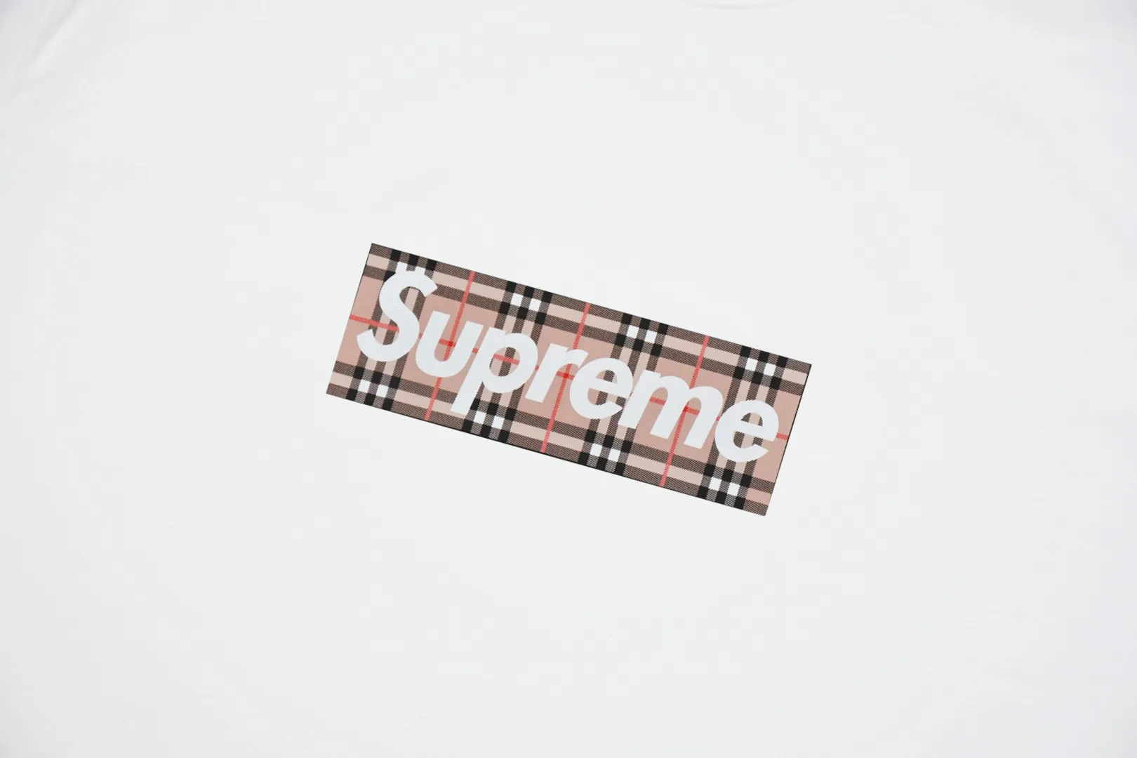 🅿️126 S65 top version Supreme 22ss Burberry Box Logo Tee Burberry joint short-sleeved T-shirt using cylindrical seamless technology (the original technology has no gaps on the sides of the clothes) The fabrics are all custom-woven and dyed, 280g weight, 100% cotton, cylindrical fabric. Cylindrical fabric is a knitted fabric woven with a cylinder loom. The needles are distributed in a cylindrical shape on the fuselage. The gray fabric is a large cylinder, which needs to be opened and shaped before further use. There is no slit on the side of the clothes, so there is no washing label on the side of ordinary short-sleeves. There is only one collar label behind the neck. The printing is printed with thermosetting ink, also known as plastic. Ink, or self-adhesive ink, contains ingredients: mainly composed of polyvinyl chloride (PVC) and phthalates. PVC and phthalates, fixing agents, stabilizers, and thickeners are mixed to form a thermal ink. Solid ink is not the digital direct printing advertised on the market. The printing texture of thermoset ink is something that digital direct printing cannot achieve. The collar label has a watermark anti-counterfeiting effect, a real anti-counterfeiting layer, a probability of passing the version, and a high probability of passing the original packaging picture. Customized full set of accessories Size: S-XL