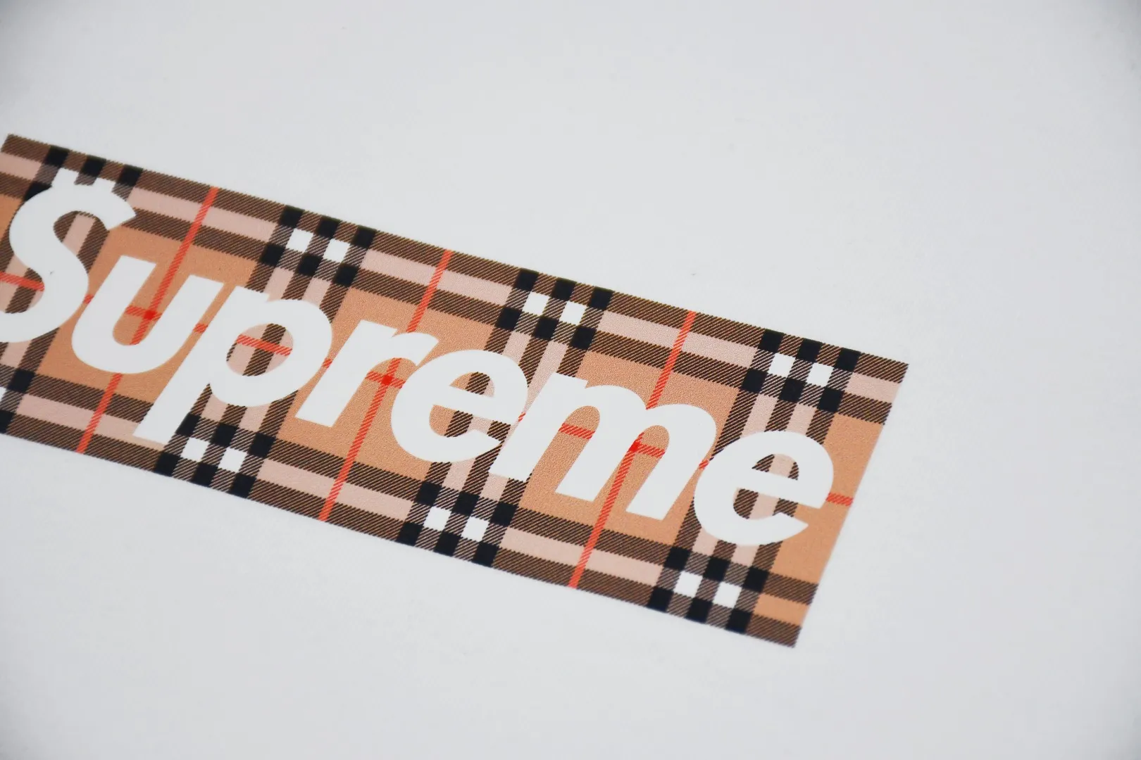 🅿️126 S65 top version Supreme 22ss Burberry Box Logo Tee Burberry joint short-sleeved T-shirt using cylindrical seamless technology (the original technology has no gaps on the sides of the clothes) The fabrics are all custom-woven and dyed, 280g weight, 100% cotton, cylindrical fabric. Cylindrical fabric is a knitted fabric woven with a cylinder loom. The needles are distributed in a cylindrical shape on the fuselage. The gray fabric is a large cylinder, which needs to be opened and shaped before further use. There is no slit on the side of the clothes, so there is no washing label on the side of ordinary short-sleeves. There is only one collar label behind the neck. The printing is printed with thermosetting ink, also known as plastic. Ink, or self-adhesive ink, contains ingredients: mainly composed of polyvinyl chloride (PVC) and phthalates. PVC and phthalates, fixing agents, stabilizers, and thickeners are mixed to form a thermal ink. Solid ink is not the digital direct printing advertised on the market. The printing texture of thermoset ink is something that digital direct printing cannot achieve. The collar label has a watermark anti-counterfeiting effect, a real anti-counterfeiting layer, a probability of passing the version, and a high probability of passing the original packaging picture. Customized full set of accessories Size: S-XL