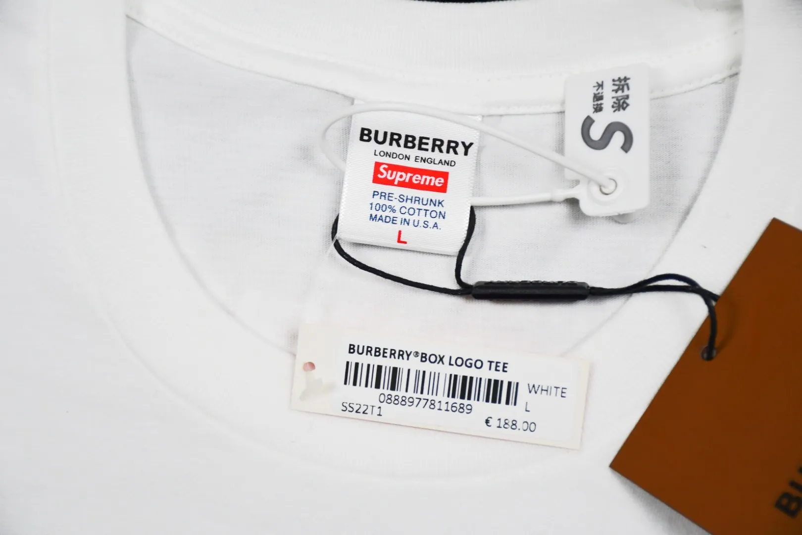 🅿️126 S65 top version Supreme 22ss Burberry Box Logo Tee Burberry joint short-sleeved T-shirt using cylindrical seamless technology (the original technology has no gaps on the sides of the clothes) The fabrics are all custom-woven and dyed, 280g weight, 100% cotton, cylindrical fabric. Cylindrical fabric is a knitted fabric woven with a cylinder loom. The needles are distributed in a cylindrical shape on the fuselage. The gray fabric is a large cylinder, which needs to be opened and shaped before further use. There is no slit on the side of the clothes, so there is no washing label on the side of ordinary short-sleeves. There is only one collar label behind the neck. The printing is printed with thermosetting ink, also known as plastic. Ink, or self-adhesive ink, contains ingredients: mainly composed of polyvinyl chloride (PVC) and phthalates. PVC and phthalates, fixing agents, stabilizers, and thickeners are mixed to form a thermal ink. Solid ink is not the digital direct printing advertised on the market. The printing texture of thermoset ink is something that digital direct printing cannot achieve. The collar label has a watermark anti-counterfeiting effect, a real anti-counterfeiting layer, a probability of passing the version, and a high probability of passing the original packaging picture. Customized full set of accessories Size: S-XL