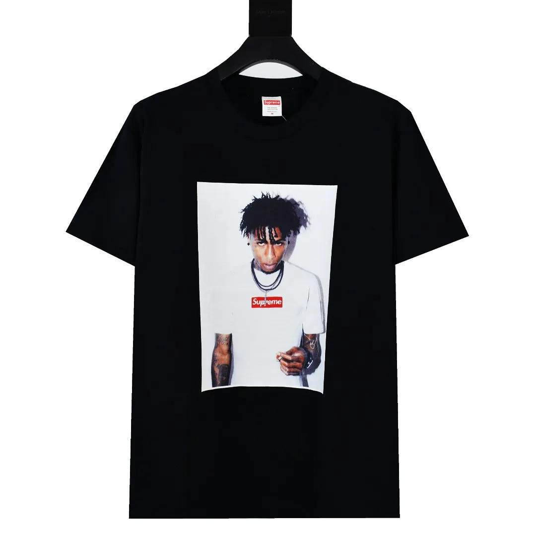 S296💰p136 Supreme 23FW NBAYOUNGBOY portrait printed short-sleeved T-shirt. Refuse to make products based on pictures. Refuse to compare wrong versions. Use cylindrical seamless technology (original technology. There are no stitched bones on the side of the clothes. Key points of identification) The fabrics are all custom-woven and dyed, 280g weight, 100% cotton, cylindrical fabric. Cylindrical fabric is a knitted fabric woven with a cylinder loom. The needles are distributed in a cylindrical shape on the fuselage. The gray fabric is a large cylinder, which needs to be opened and shaped before it can be used further. There are no slits on the side of the clothes, so there is no washing label on the side of ordinary short-sleeves. There is only one collar label behind the neck. The printing uses thermosetting ink printing imported from Belgium (different from conventional heat transfer printing), also known as plastic ink, or self-adhesive ink. Its ingredients are: mainly composed of polyvinyl chloride (PVC) and phthalates. PVC and phthalates, solid color The thermosetting ink is composed of a mixture of agents, stabilizers, and thickeners. It is not the digital direct printing marketed on the market. The printing texture of thermosetting ink cannot be achieved by digital direct printing. The collar label has a watermark anti-counterfeiting effect, a real anti-counterfeiting layer, a version with a high probability of passing the inspection, and the original packaging picture has a high probability of passing the test. Size：S-XL