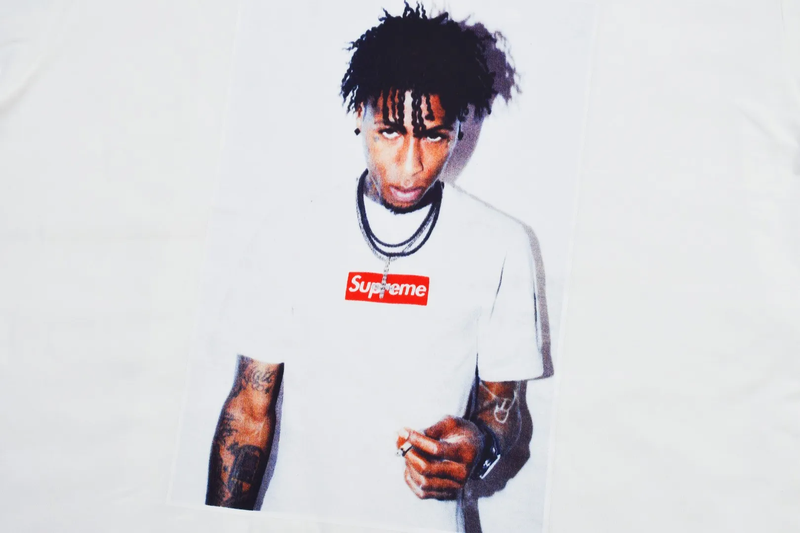 S296💰p136 Supreme 23FW NBAYOUNGBOY portrait printed short-sleeved T-shirt. Refuse to make products based on pictures. Refuse to compare wrong versions. Use cylindrical seamless technology (original technology. There are no stitched bones on the side of the clothes. Key points of identification) The fabrics are all custom-woven and dyed, 280g weight, 100% cotton, cylindrical fabric. Cylindrical fabric is a knitted fabric woven with a cylinder loom. The needles are distributed in a cylindrical shape on the fuselage. The gray fabric is a large cylinder, which needs to be opened and shaped before it can be used further. There are no slits on the side of the clothes, so there is no washing label on the side of ordinary short-sleeves. There is only one collar label behind the neck. The printing uses thermosetting ink printing imported from Belgium (different from conventional heat transfer printing), also known as plastic ink, or self-adhesive ink. Its ingredients are: mainly composed of polyvinyl chloride (PVC) and phthalates. PVC and phthalates, solid color The thermosetting ink is composed of a mixture of agents, stabilizers, and thickeners. It is not the digital direct printing marketed on the market. The printing texture of thermosetting ink cannot be achieved by digital direct printing. The collar label has a watermark anti-counterfeiting effect, a real anti-counterfeiting layer, a version with a high probability of passing the inspection, and the original packaging picture has a high probability of passing the test. Size：S-XL