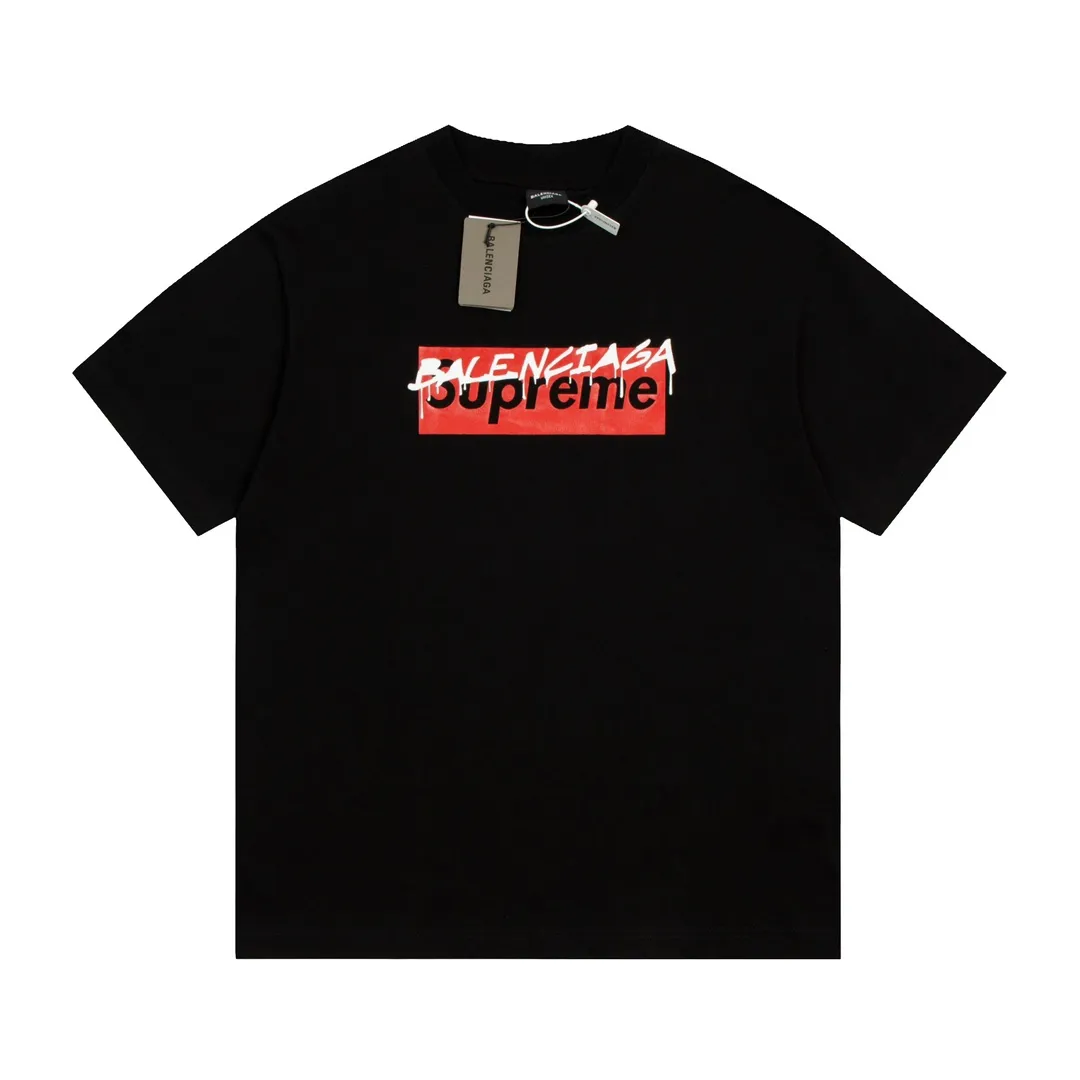 #S01 P110💰 Balenciaga co-branded supreme printed short-sleeved, loose fit, made of 260g combed cotton double yarn, all three standards from fabrics to accessories, ZP, imported Matsui company slurry printing will never crack, the whole piece is made of three-needle five-thread technology (neckline-shoulder seam-sleeve seam double line, looks more three-dimensional and textured) and the original version of the same craftsmanship, classic version Feel free to compare zp. The whole piece adopts three-needle five-thread craftsmanship. The neckline-shoulder seam-sleeve seam is double-threaded, which looks more three-dimensional and textured.) It has the same craftsmanship as the original original, classic version. Color: black. Style number: m551. Size: S M L XL XXL.