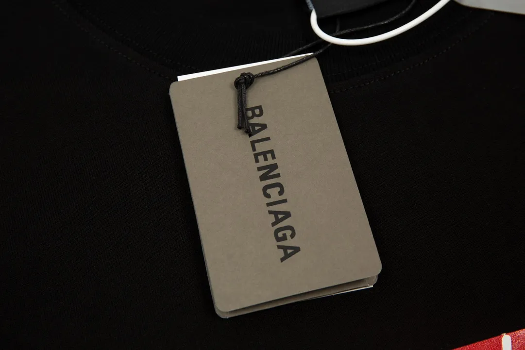 #S01 P110💰 Balenciaga co-branded supreme printed short-sleeved, loose fit, made of 260g combed cotton double yarn, all three standards from fabrics to accessories, ZP, imported Matsui company slurry printing will never crack, the whole piece is made of three-needle five-thread technology (neckline-shoulder seam-sleeve seam double line, looks more three-dimensional and textured) and the original version of the same craftsmanship, classic version Feel free to compare zp. The whole piece adopts three-needle five-thread craftsmanship. The neckline-shoulder seam-sleeve seam is double-threaded, which looks more three-dimensional and textured.) It has the same craftsmanship as the original original, classic version. Color: black. Style number: m551. Size: S M L XL XXL.
