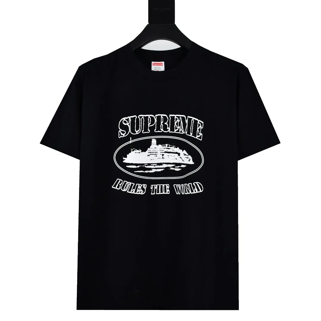 S332💰p140 Top version Supreme x Corteiz Alcatraz joint model FW23 RULE THE WORLD Alcatraz printed short-sleeved T-shirt. Refuse to make products based on pictures. Refuse to compare wrong versions. Use cylindrical seamless technology (original technology. There are no stitched bones on the side of the clothes. Key points of identification) The fabrics are all custom-woven and dyed, 280g weight, 100% cotton, cylindrical fabric. Cylindrical fabric is a knitted fabric woven with a cylinder loom. The needles are distributed in a cylindrical shape on the fuselage. The gray fabric is a large cylinder, which needs to be opened and shaped before it can be used further. There are no slits on the side of the clothes, so there is no washing label on the side of ordinary short-sleeves. There is only one collar label behind the neck. The printing uses thermosetting ink printing imported from Belgium (different from conventional heat transfer printing), also known as plastic ink, or self-adhesive ink. Its ingredients are: mainly composed of polyvinyl chloride (PVC) and phthalates. PVC and phthalates, solid color The thermosetting ink is composed of a mixture of agents, stabilizers, and thickeners. It is not the digital direct printing marketed on the market. The printing texture of thermosetting ink cannot be achieved by digital direct printing. The collar label has a watermark anti-counterfeiting effect, a real anti-counterfeiting layer, a version with a high probability of passing the inspection, and the original packaging picture has a high probability of passing the test. Size：S-XL