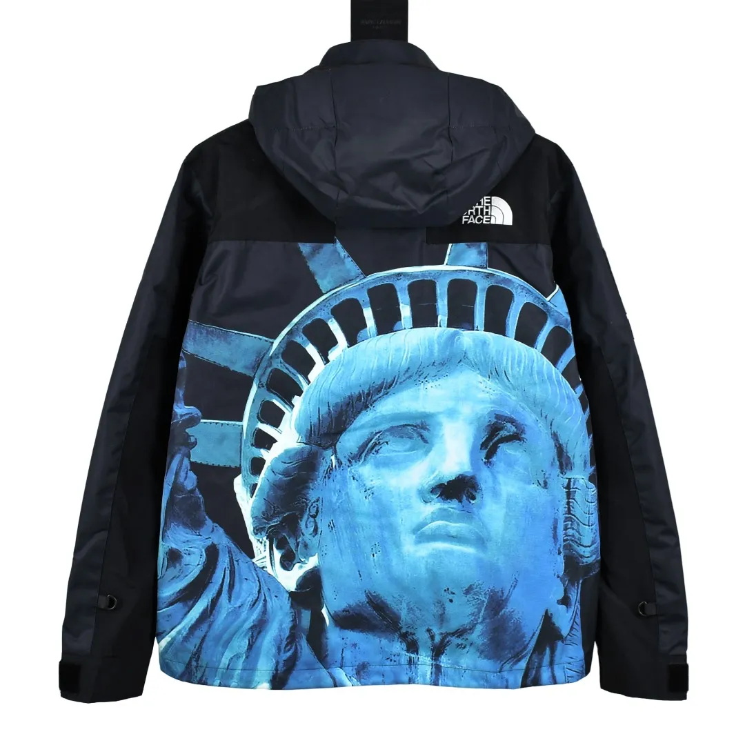 🅿️720 MX03 MAX/Top version Exclusive quality Supreme x The North Face 19FW The North Face Lady Liberty jacket and hat can be stored. Embroidery equipment is operated by Behringer BEKS-Y924 machine (a level higher than Tajima embroidery machine). The embroidery thickness, saturation and size are all consistent with ZP Printing process: A whole piece of printing needs to be done 4 times to complete the printing of this piece of clothing. 1. A piece of printing on the front side, 2. A layer of printing on the north side, 3. A piece hidden at the zipper placket. Only one piece of printing is taken from one piece and the rest are discarded. 4. In order to put together the overall printing on the pockets on both sides, one piece of printing is taken from two pockets. The pattern splicing, only two small pieces were taken from one printing, and the rest were discarded. This is the extremely high demand and loss of printing. There are 8 YKK zippers in total, and there are three different types of zippers/sliders among the eight. Among them, there is a No. 5 resin zipper on the placket, four No. 3 resin zippers on the outer pockets and sleeves, three reverse-pull metal zippers on the inside, and two The side pockets and sleeves have hidden zippers. Professional-grade waterproof coating fabric. The whole body is laminated with a professional waterproof coating. The waterproof effect is first-class. It has built-in thin fleece. It has excellent warmth and wind protection properties and perfect breathability. The polyamide fiber component is dispersed. Fuel printing. Infrared screen positioning. Digital printing. After cutting, more than 20 versions have been opened. Cut and print by size, each size. Each part requires workers to cut according to the pattern, which is time-consuming and labor-intensive, and the labor cost is extremely high. The ink imported from Belgium is automatically recognized in four colors, and there are four sizes in total. The goddess statue of the entire dress is complete, all stitched in alignment, and meticulous. The R letter is embroidered with elephant legs. The embroidery is fuller and more delicate, the embroidery details are perfect, and the accessories are laser marked. Size：S-XL