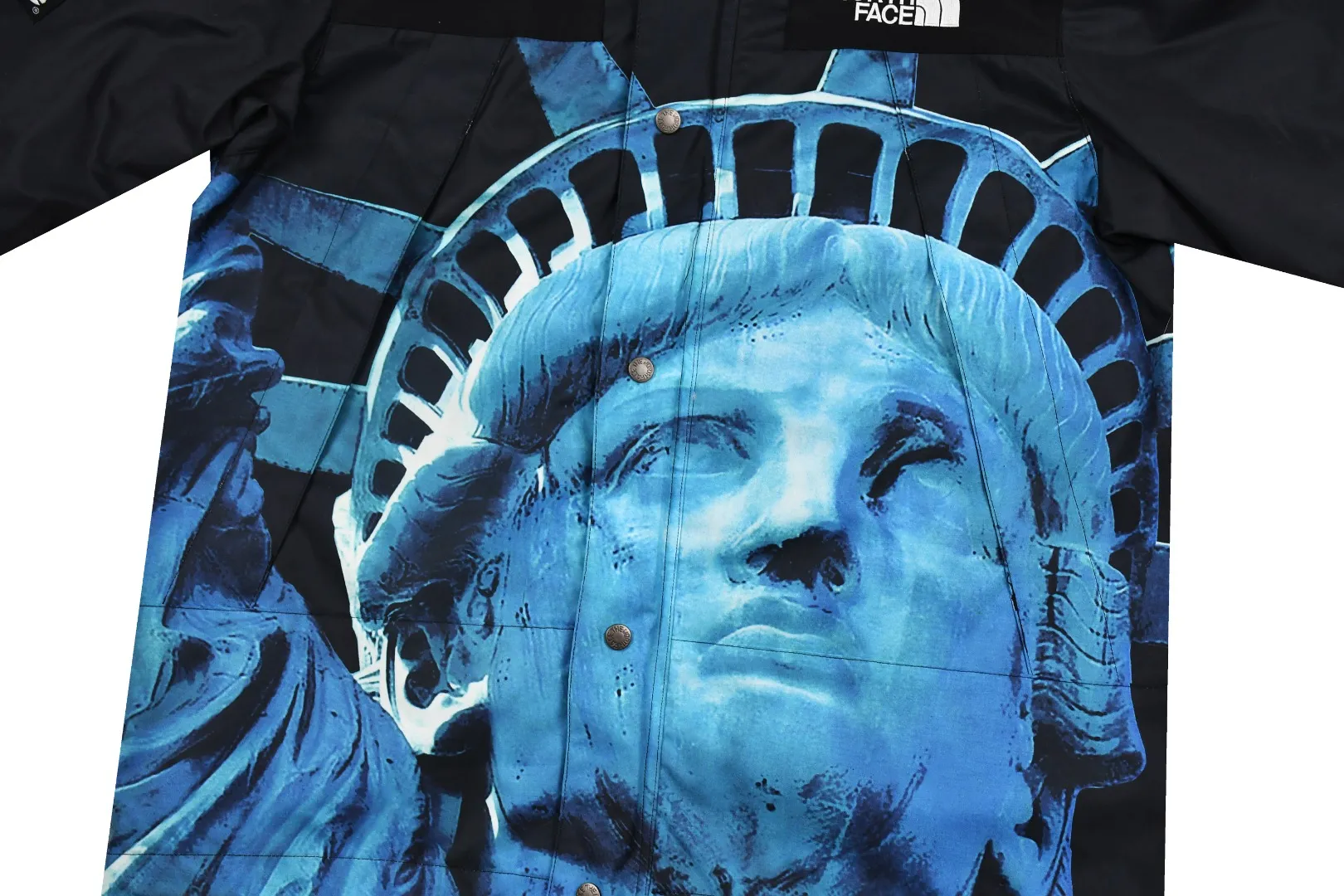 🅿️720 MX03 MAX/Top version Exclusive quality Supreme x The North Face 19FW The North Face Lady Liberty jacket and hat can be stored. Embroidery equipment is operated by Behringer BEKS-Y924 machine (a level higher than Tajima embroidery machine). The embroidery thickness, saturation and size are all consistent with ZP Printing process: A whole piece of printing needs to be done 4 times to complete the printing of this piece of clothing. 1. A piece of printing on the front side, 2. A layer of printing on the north side, 3. A piece hidden at the zipper placket. Only one piece of printing is taken from one piece and the rest are discarded. 4. In order to put together the overall printing on the pockets on both sides, one piece of printing is taken from two pockets. The pattern splicing, only two small pieces were taken from one printing, and the rest were discarded. This is the extremely high demand and loss of printing. There are 8 YKK zippers in total, and there are three different types of zippers/sliders among the eight. Among them, there is a No. 5 resin zipper on the placket, four No. 3 resin zippers on the outer pockets and sleeves, three reverse-pull metal zippers on the inside, and two The side pockets and sleeves have hidden zippers. Professional-grade waterproof coating fabric. The whole body is laminated with a professional waterproof coating. The waterproof effect is first-class. It has built-in thin fleece. It has excellent warmth and wind protection properties and perfect breathability. The polyamide fiber component is dispersed. Fuel printing. Infrared screen positioning. Digital printing. After cutting, more than 20 versions have been opened. Cut and print by size, each size. Each part requires workers to cut according to the pattern, which is time-consuming and labor-intensive, and the labor cost is extremely high. The ink imported from Belgium is automatically recognized in four colors, and there are four sizes in total. The goddess statue of the entire dress is complete, all stitched in alignment, and meticulous. The R letter is embroidered with elephant legs. The embroidery is fuller and more delicate, the embroidery details are perfect, and the accessories are laser marked. Size：S-XL