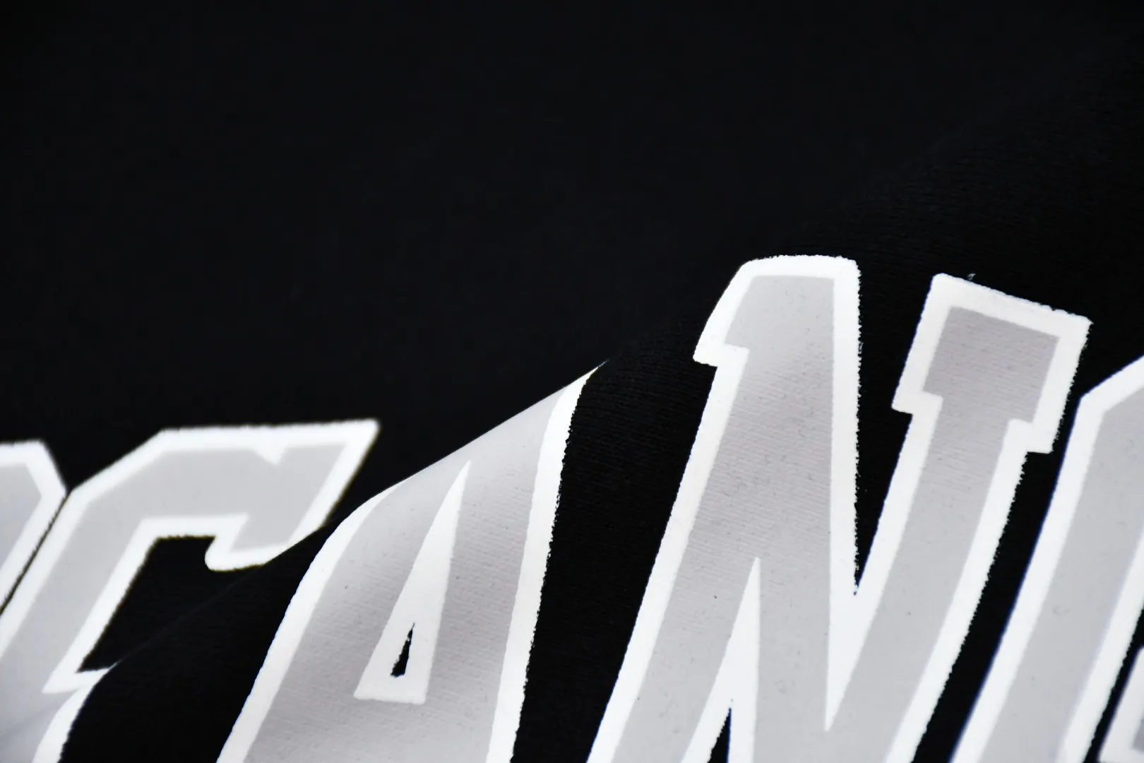 S568💰p290 Top version Supreme 24ss Shop Crewneck city limited round neck velvet sweatshirt 1. Fabric: ZP test, custom weaving and dyeing, pure cotton 460G plus velvet main fabric, horizontal cutting, side stitching 520G 2X2 thread 2. Embroidery: Embroidery equipment, using BEHRINGER BEKS-Y924 machine (one level higher than Tajima embroidery machine) Embroidery thickness The saturation and size are all ZP consistent. 3. Sewing process: Four-needle and six-thread boneless splicing technology is used in twelve places of the whole garment. Processed by experienced foreign trade factories (ordinary factories cannot do it) 4. Hem and cuffs: all use 520G inelastic thread (low-end products use elastic threads to cause the hem and cuffs to appear wavy) 5. Customized ZP main label/wash water mark/hangtag/packaging bag (Equipped with extra large thickened handbag) Color: Black, Navy, White, Pink, Colorful Blue Size: S~XL