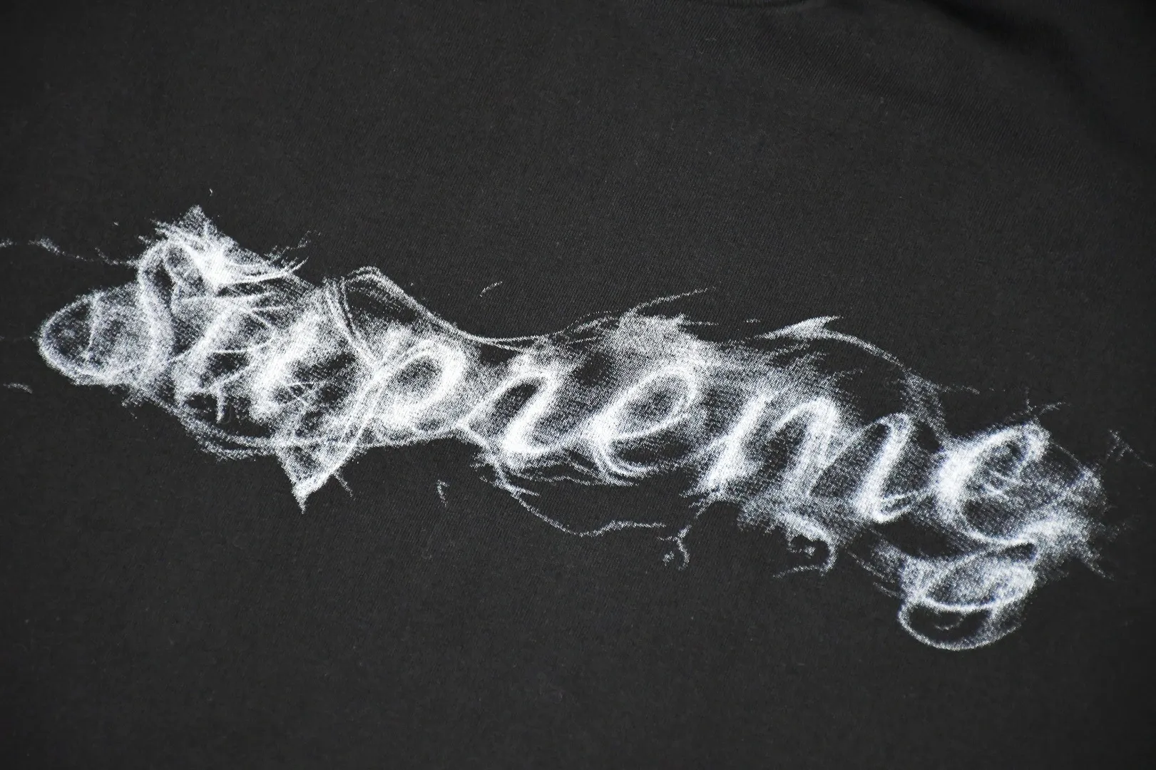 S96💰p130 top version Supreme 19FW Smoke Tee season opening smoke logo short-sleeved T-shirt 1. The fabrics are all custom-woven and dyed 280g weight 100% cotton cylindrical cloth Cylindrical fabric is a knitted fabric woven by a cylinder loom. The needles are distributed in a cylindrical shape on the fuselage. The gray fabric is a large cylinder that needs to be opened and shaped before it can be used further. That is, there are no slits on the sides of the clothes, so there are no wash labels on the sides of ordinary short-sleeves. There is only a collar label behind the neck. 2. The printing uses digital direct injection technology to assist the screen printing screen, thermosetting ink imported from Belgium, and Cunard fully automatic elliptical heating integrated printing machine , the white paste base is passed through 4 layers of color screen printing with digital direct printing, and the integrated printing edge has no jagged edges. 3. The collar label has a watermark anti-counterfeiting effect and a real anti-counterfeiting layer. The version has a high probability of passing. The original packaging picture has a high probability of passing. 4. Comes with an original handbag. 5. All details are synchronized with ZP, which is an instant hit on the market. Destroy the world. Size: S-XL