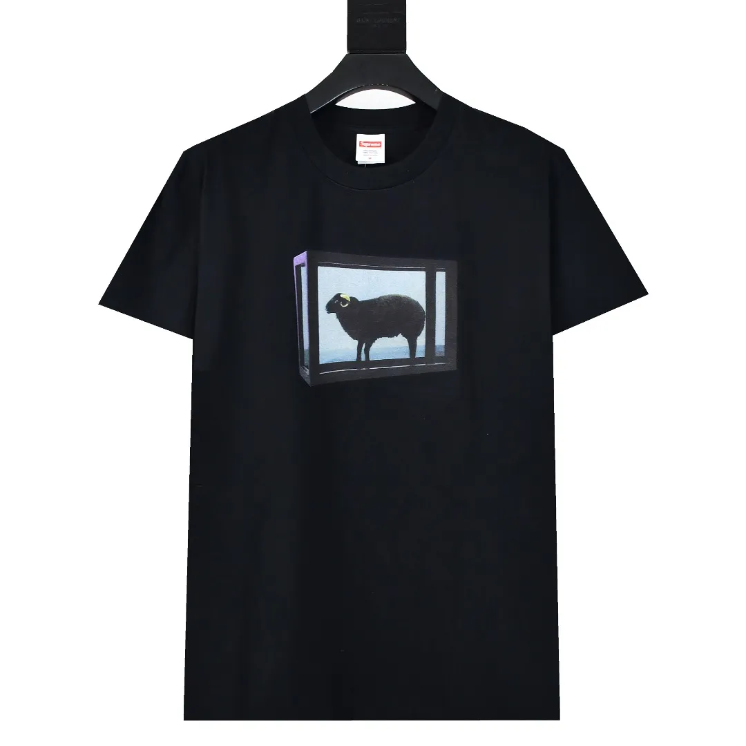 S430💰P150 Top version Supreme 25ss Damien Hirst artist co-branded Golden Horn Goat printed short-sleeved T-shirt. Refuse to look at pictures to make products. Refuse to compare wrong versions. Use cylinder seamless technology (original technology, there are no stitched bones on the side of the clothes, key points of identification) The fabrics are all custom-woven and dyed, 280g weight, 100% cotton, cylindrical fabric. Cylindrical fabric is a knitted fabric woven with a cylinder loom. The needles are distributed in a cylindrical shape on the fuselage. The gray fabric is a large cylinder, which needs to be opened and shaped before it can be used further. There are no slits on the side of the clothes, so there is no washing label on the side of ordinary short-sleeves. There is only one collar label behind the neck. The printing uses heat-setting ink printing imported from Belgium (different from conventional heat transfer printing on the market), also known as plastic ink, or self-adhesive ink. Its ingredients: mainly composed of polyvinyl chloride (PVC) and phthalates, including PVC, phthalates, and color fixing agents. , stabilizer, and thickener are mixed to form thermoset ink, which is not the digital direct printing marketed on the market. The printing texture of thermoset ink cannot be achieved by digital direct printing. The new triple collar label has a watermark anti-counterfeiting effect, real anti-counterfeiting layer, and has a high probability of passing the approved version. The original packaging picture has a high probability of passing Size：S-XL