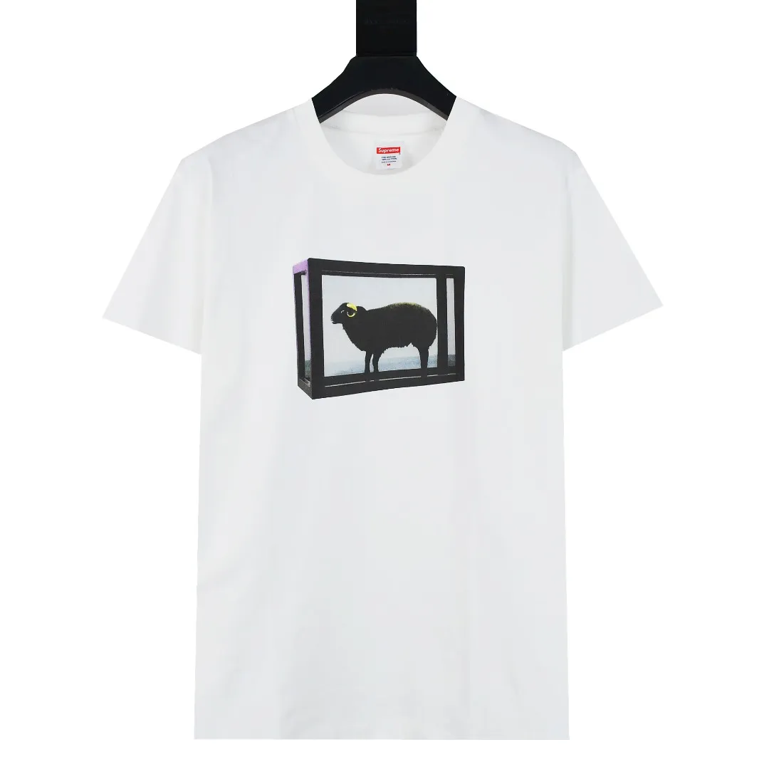 S430💰P150 Top version Supreme 25ss Damien Hirst artist co-branded Golden Horn Goat printed short-sleeved T-shirt. Refuse to look at pictures to make products. Refuse to compare wrong versions. Use cylinder seamless technology (original technology, there are no stitched bones on the side of the clothes, key points of identification) The fabrics are all custom-woven and dyed, 280g weight, 100% cotton, cylindrical fabric. Cylindrical fabric is a knitted fabric woven with a cylinder loom. The needles are distributed in a cylindrical shape on the fuselage. The gray fabric is a large cylinder, which needs to be opened and shaped before it can be used further. There are no slits on the side of the clothes, so there is no washing label on the side of ordinary short-sleeves. There is only one collar label behind the neck. The printing uses heat-setting ink printing imported from Belgium (different from conventional heat transfer printing on the market), also known as plastic ink, or self-adhesive ink. Its ingredients: mainly composed of polyvinyl chloride (PVC) and phthalates, including PVC, phthalates, and color fixing agents. , stabilizer, and thickener are mixed to form thermoset ink, which is not the digital direct printing marketed on the market. The printing texture of thermoset ink cannot be achieved by digital direct printing. The new triple collar label has a watermark anti-counterfeiting effect, real anti-counterfeiting layer, and has a high probability of passing the approved version. The original packaging picture has a high probability of passing Size：S-XL