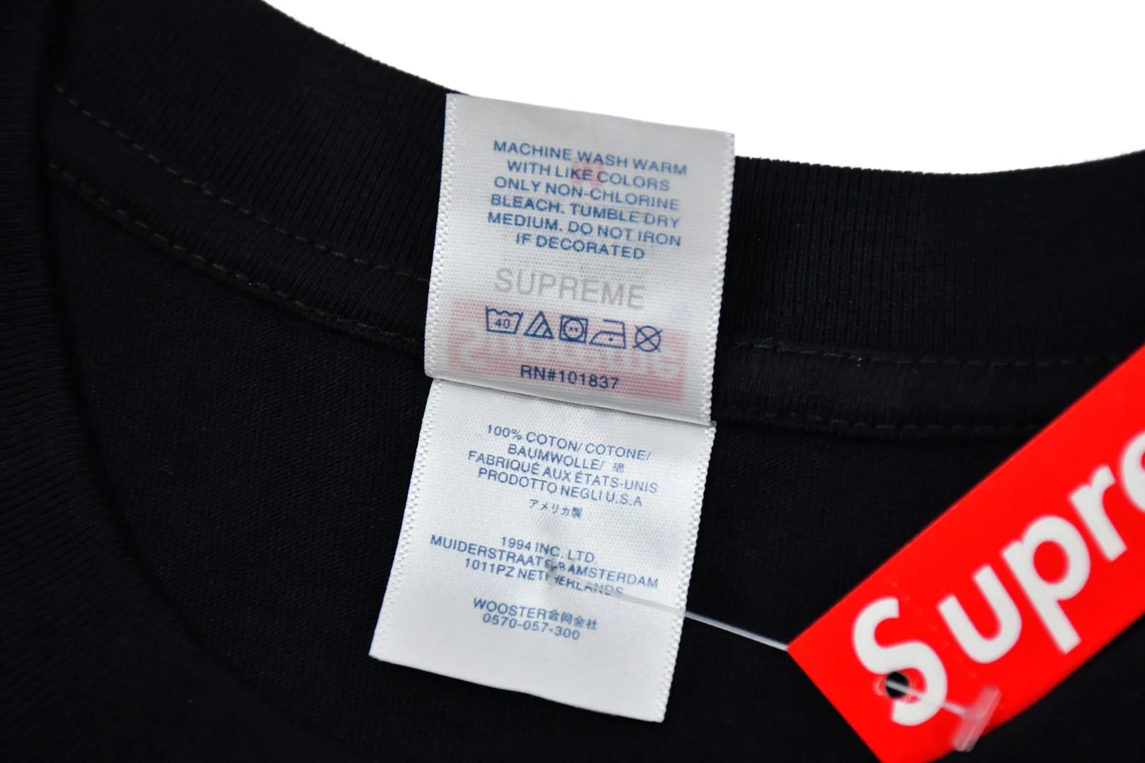🅿️130 S146 top version Supreme x Corteiz Alcatraz joint model FW23 RULE THE WORLD Alcatraz printed short-sleeved T-shirt. Refuse to look at pictures to make goods. Refuse to compare wrong versions. Use cylindrical seamless technology (original technology. There are no stitched bones on the side of the clothes. Key points of identification) The fabrics are all custom-woven and dyed, 280g weight, 100% cotton, cylindrical fabric. Cylindrical fabric is a knitted fabric woven with a cylinder loom. The needles are distributed in a cylindrical shape on the fuselage. The gray fabric is a large cylinder, which needs to be opened and shaped before it can be used further. There are no slits on the side of the clothes, so there is no washing label on the side of ordinary short-sleeves. There is only one collar label behind the neck. The printing uses thermosetting ink printing imported from Belgium (different from conventional thermal transfer printing), also known as plastic ink, or self-adhesive ink. Its ingredients are: mainly composed of polyvinyl chloride (PVC) and phthalates. PVC and phthalates, solid color The thermoset ink is composed of a mixture of agents, stabilizers, and thickeners. It is not the digital direct printing advertised on the market. The printing texture of thermoset ink cannot be achieved by digital direct printing. The collar label has a watermark anti-counterfeiting effect, a real anti-counterfeiting layer, a version with a high probability of passing the inspection, and a high probability of passing the original packaging picture. Size：S-XL