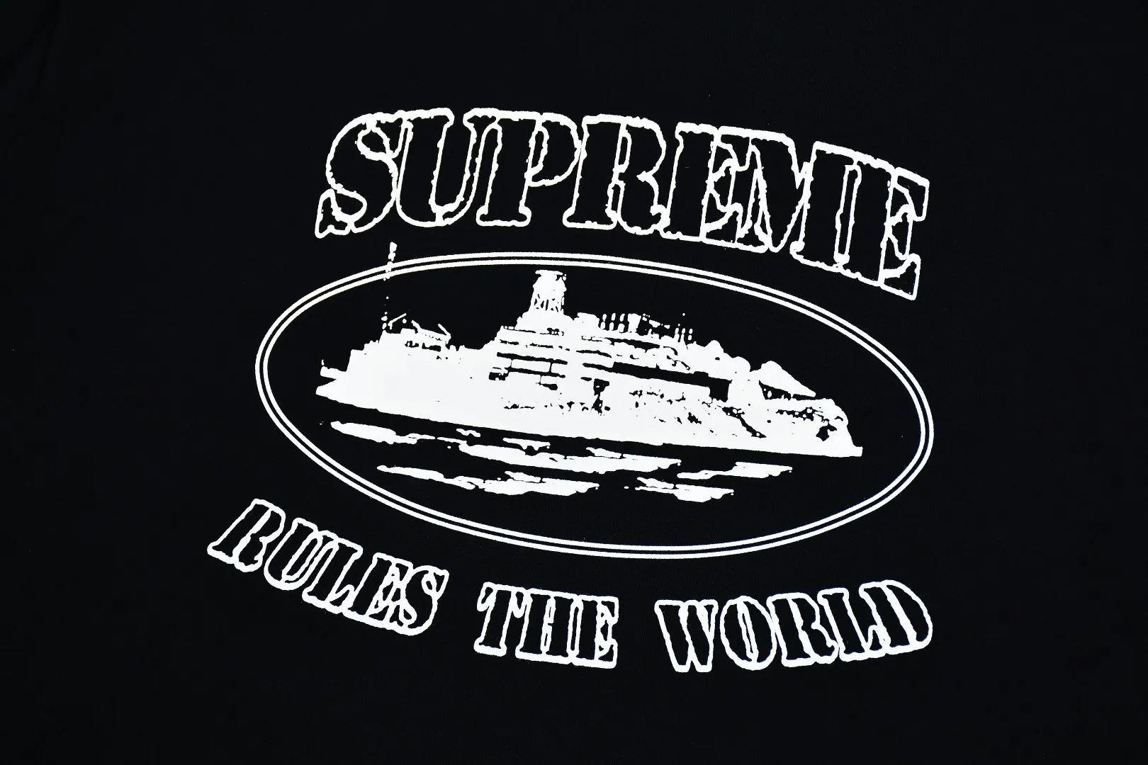 🅿️130 S146 top version Supreme x Corteiz Alcatraz joint model FW23 RULE THE WORLD Alcatraz printed short-sleeved T-shirt. Refuse to look at pictures to make goods. Refuse to compare wrong versions. Use cylindrical seamless technology (original technology. There are no stitched bones on the side of the clothes. Key points of identification) The fabrics are all custom-woven and dyed, 280g weight, 100% cotton, cylindrical fabric. Cylindrical fabric is a knitted fabric woven with a cylinder loom. The needles are distributed in a cylindrical shape on the fuselage. The gray fabric is a large cylinder, which needs to be opened and shaped before it can be used further. There are no slits on the side of the clothes, so there is no washing label on the side of ordinary short-sleeves. There is only one collar label behind the neck. The printing uses thermosetting ink printing imported from Belgium (different from conventional thermal transfer printing), also known as plastic ink, or self-adhesive ink. Its ingredients are: mainly composed of polyvinyl chloride (PVC) and phthalates. PVC and phthalates, solid color The thermoset ink is composed of a mixture of agents, stabilizers, and thickeners. It is not the digital direct printing advertised on the market. The printing texture of thermoset ink cannot be achieved by digital direct printing. The collar label has a watermark anti-counterfeiting effect, a real anti-counterfeiting layer, a version with a high probability of passing the inspection, and a high probability of passing the original packaging picture. Size：S-XL