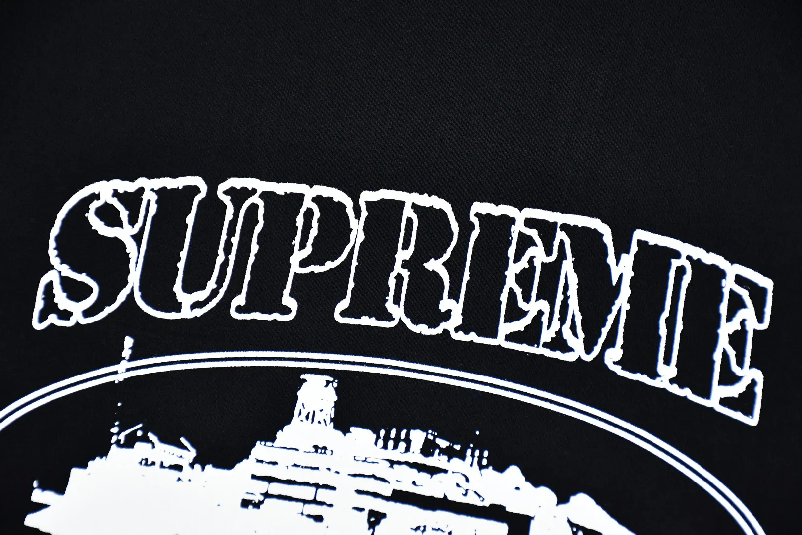 🅿️130 S146 top version Supreme x Corteiz Alcatraz joint model FW23 RULE THE WORLD Alcatraz printed short-sleeved T-shirt. Refuse to look at pictures to make goods. Refuse to compare wrong versions. Use cylindrical seamless technology (original technology. There are no stitched bones on the side of the clothes. Key points of identification) The fabrics are all custom-woven and dyed, 280g weight, 100% cotton, cylindrical fabric. Cylindrical fabric is a knitted fabric woven with a cylinder loom. The needles are distributed in a cylindrical shape on the fuselage. The gray fabric is a large cylinder, which needs to be opened and shaped before it can be used further. There are no slits on the side of the clothes, so there is no washing label on the side of ordinary short-sleeves. There is only one collar label behind the neck. The printing uses thermosetting ink printing imported from Belgium (different from conventional thermal transfer printing), also known as plastic ink, or self-adhesive ink. Its ingredients are: mainly composed of polyvinyl chloride (PVC) and phthalates. PVC and phthalates, solid color The thermoset ink is composed of a mixture of agents, stabilizers, and thickeners. It is not the digital direct printing advertised on the market. The printing texture of thermoset ink cannot be achieved by digital direct printing. The collar label has a watermark anti-counterfeiting effect, a real anti-counterfeiting layer, a version with a high probability of passing the inspection, and a high probability of passing the original packaging picture. Size：S-XL