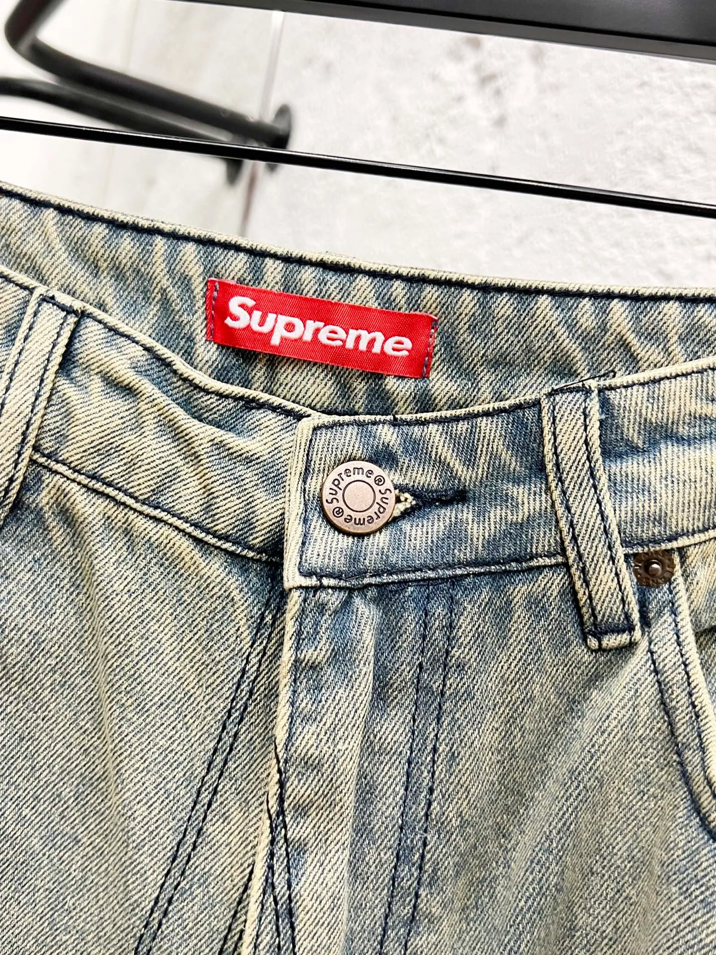 P260 model number: H940 Supreme SS25 star topstitch casual loose denim jeans, same style for men and women, top ceiling quality, styles with different wash textures, very friendly to people with thin legs and thick legs, the straight and slim fit is very flattering to the leg shape, timeless moderate length, easy to match and casual, basic styling for various styles, a must-have in the wardrobe! The fabric is stiff but also makes the upper body soft without losing texture. The washing process is even more perfect. It is a must-have item for everyone! ! ! Washed wheat, hang tag, pants label, three labels complete Color: yellow Size: 30, 32, 34, 36