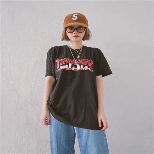 S149 P110💰 SUP 72FW Thras Skyline Tee Flame co-branded trendy men's short-sleeved high-end T-shirt. Loose fit. Made of 260g combed cotton double yarn. From fabric to accessories, all three standards are complete and follow ZP. Imported Matsui company's slurry printing will never crack. The whole piece adopts three-needle five-thread process. The neckline-shoulder seam-sleeve seam is double-lined, which looks more three-dimensional and textured. The same process as the original version, classic version. Feel free to compare zp. The whole piece adopts three-needle five-thread craftsmanship. The neckline-shoulder seam-sleeve seam is double-threaded, which looks more three-dimensional and textured.) It has the same craftsmanship as the original original, classic version. Color: Black White Size: S M L XL XXL