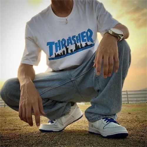 S149 P110💰 SUP 72FW Thras Skyline Tee Flame co-branded trendy men's short-sleeved high-end T-shirt. Loose fit. Made of 260g combed cotton double yarn. From fabric to accessories, all three standards are complete and follow ZP. Imported Matsui company's slurry printing will never crack. The whole piece adopts three-needle five-thread process. The neckline-shoulder seam-sleeve seam is double-lined, which looks more three-dimensional and textured. The same process as the original version, classic version. Feel free to compare zp. The whole piece adopts three-needle five-thread craftsmanship. The neckline-shoulder seam-sleeve seam is double-threaded, which looks more three-dimensional and textured.) It has the same craftsmanship as the original original, classic version. Color: Black White Size: S M L XL XXL