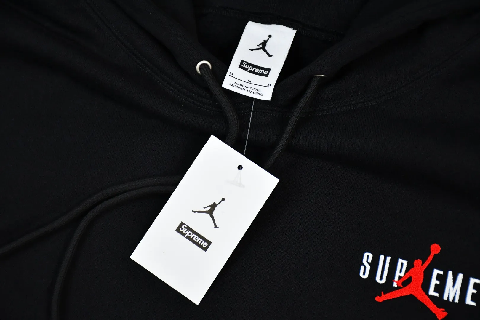 S620💰p330 Top version Supreme x Jordan 24Fw AJ Jordan co-branded hooded velvet sweatshirt 1. Fabric: ZP testing, custom woven and dyed, pure cotton 460G velvet main fabric 2. Embroidery: Embroidery equipment, using Behringer BEKS-Y924 machine (one level higher than Tajima embroidery machine) Embroidery thickness, saturation and size are consistent with ZP 3. Sewing process: Four needles and six threads are used in 12 places on the whole garment. Processed by experienced foreign trade factories (ordinary factories cannot do it) 4. Hem and cuffs: all use 520G non-elastic threads (low-end products use elastic threads to cause the hem and cuffs to appear wavy) 5. Customized ZP main label/washing mark/tag/packaging bag (equipped with an extra-large thickened handbag) Color: black Size: S~XL