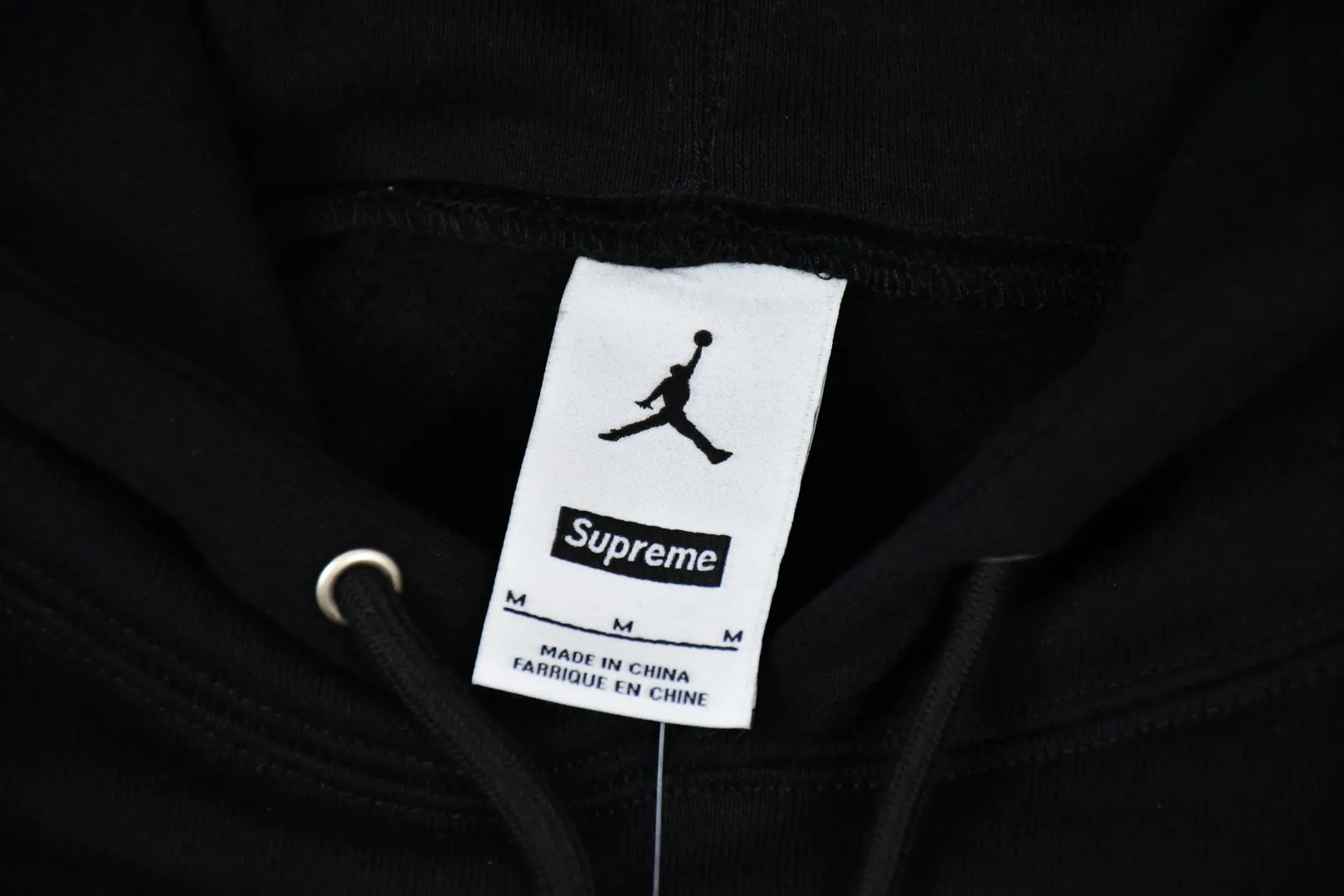 S620💰p330 Top version Supreme x Jordan 24Fw AJ Jordan co-branded hooded velvet sweatshirt 1. Fabric: ZP testing, custom woven and dyed, pure cotton 460G velvet main fabric 2. Embroidery: Embroidery equipment, using Behringer BEKS-Y924 machine (one level higher than Tajima embroidery machine) Embroidery thickness, saturation and size are consistent with ZP 3. Sewing process: Four needles and six threads are used in 12 places on the whole garment. Processed by experienced foreign trade factories (ordinary factories cannot do it) 4. Hem and cuffs: all use 520G non-elastic threads (low-end products use elastic threads to cause the hem and cuffs to appear wavy) 5. Customized ZP main label/washing mark/tag/packaging bag (equipped with an extra-large thickened handbag) Color: black Size: S~XL